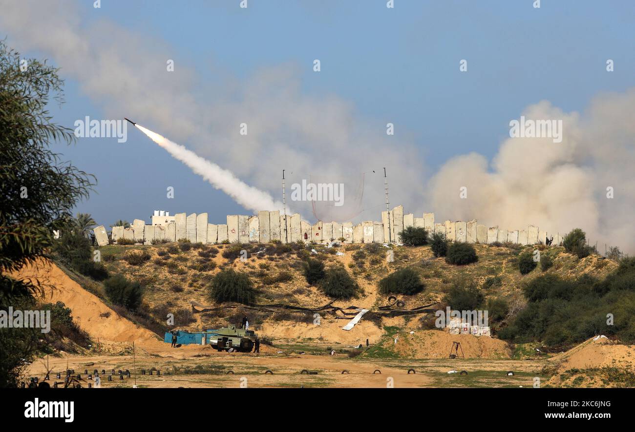 Am 29. Dezember 2020 werden Raketen während einer militärischen Übung der islamistischen palästinensischen Bewegung Hamas und anderer bewaffneter Gruppen in Gaza-Stadt abgefeuert. (Foto von Majdi Fathi/NurPhoto) Stockfoto