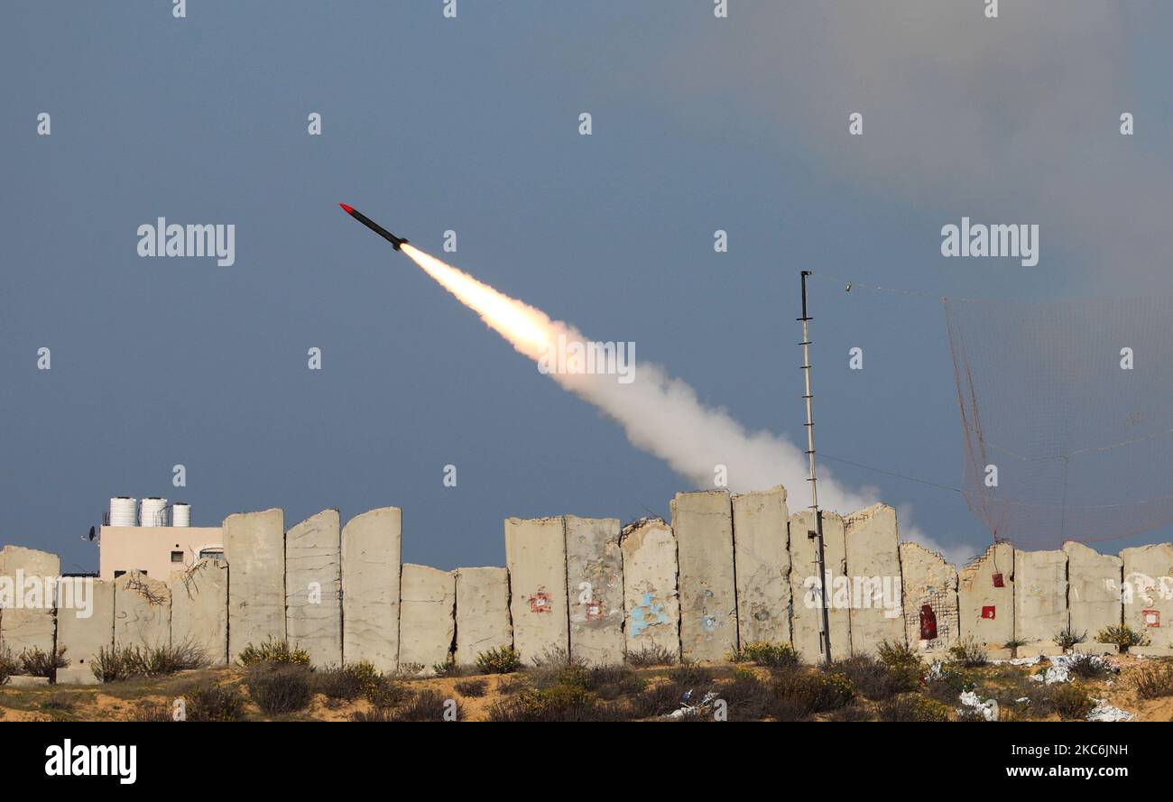 Am 29. Dezember 2020 werden Raketen während einer militärischen Übung der islamistischen palästinensischen Bewegung Hamas und anderer bewaffneter Gruppen in Gaza-Stadt abgefeuert. (Foto von Majdi Fathi/NurPhoto) Stockfoto