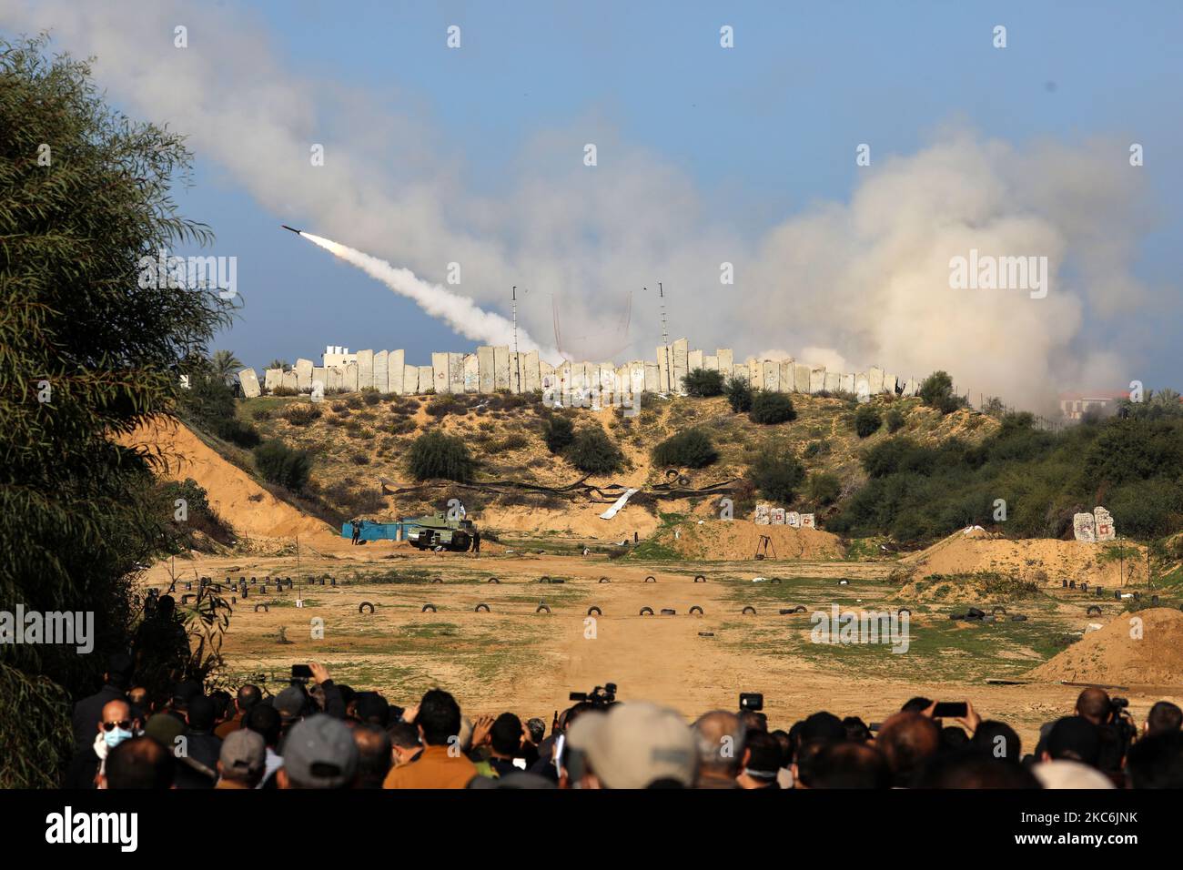 Am 29. Dezember 2020 werden Raketen während einer militärischen Übung der islamistischen palästinensischen Bewegung Hamas und anderer bewaffneter Gruppen in Gaza-Stadt abgefeuert. (Foto von Majdi Fathi/NurPhoto) Stockfoto