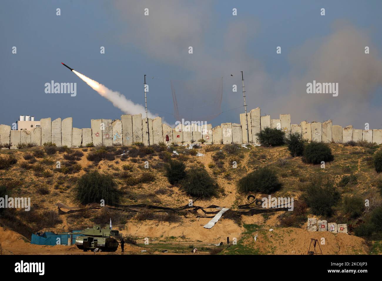 Am 29. Dezember 2020 werden Raketen während einer militärischen Übung der islamistischen palästinensischen Bewegung Hamas und anderer bewaffneter Gruppen in Gaza-Stadt abgefeuert. (Foto von Majdi Fathi/NurPhoto) Stockfoto