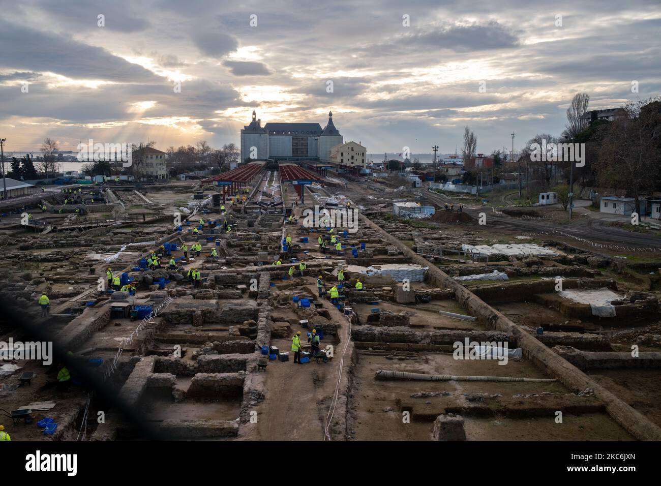 Haydarpasa Bahnhof in Istanbul, Türkei, der 1872 eröffnet wurde und trotz mehrerer Pausen bis 2012 diente. Die Station ist derzeit eine archäologische Stätte und wird restauriert, und es wurden historische Entdeckungen gemacht, die auf die römische, byzantinische, osmanische Ära und den Beginn der türkischen Republik zurückgehen. Zusammen mit architektonischen Funden aus der frühen byzantinischen Zeit, Beweise, dass die St.-Efemie-Kirche auch entdeckt wurden. Die Kirche ist eine bedeutende Statue in der Geschichte des Christentums, da sie die Heimat vieler Entscheidungen war, die während mehrerer Konzilien am Anfang o getroffen wurden Stockfoto