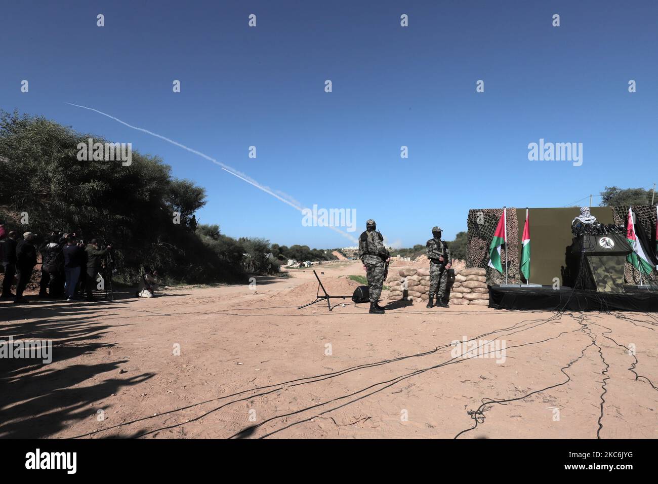 Palästinensische Kämpfer beobachten eine Rakete, die während eines militärischen Bohrers abgefeuert wird, das von militärischen Gruppen außerhalb von Gaza City organisiert wurde, Dienstag, 29. Dezember 2020. Palästinensische Aktivisten im Gazastreifen feuerten am Dienstag eine Salve von Raketen in das Mittelmeer als Teil einer selbsternannten Militärübung, um einen möglichen Krieg mit Israel vorzubereiten (Foto: Momen Faiz/NurPhoto) Stockfoto