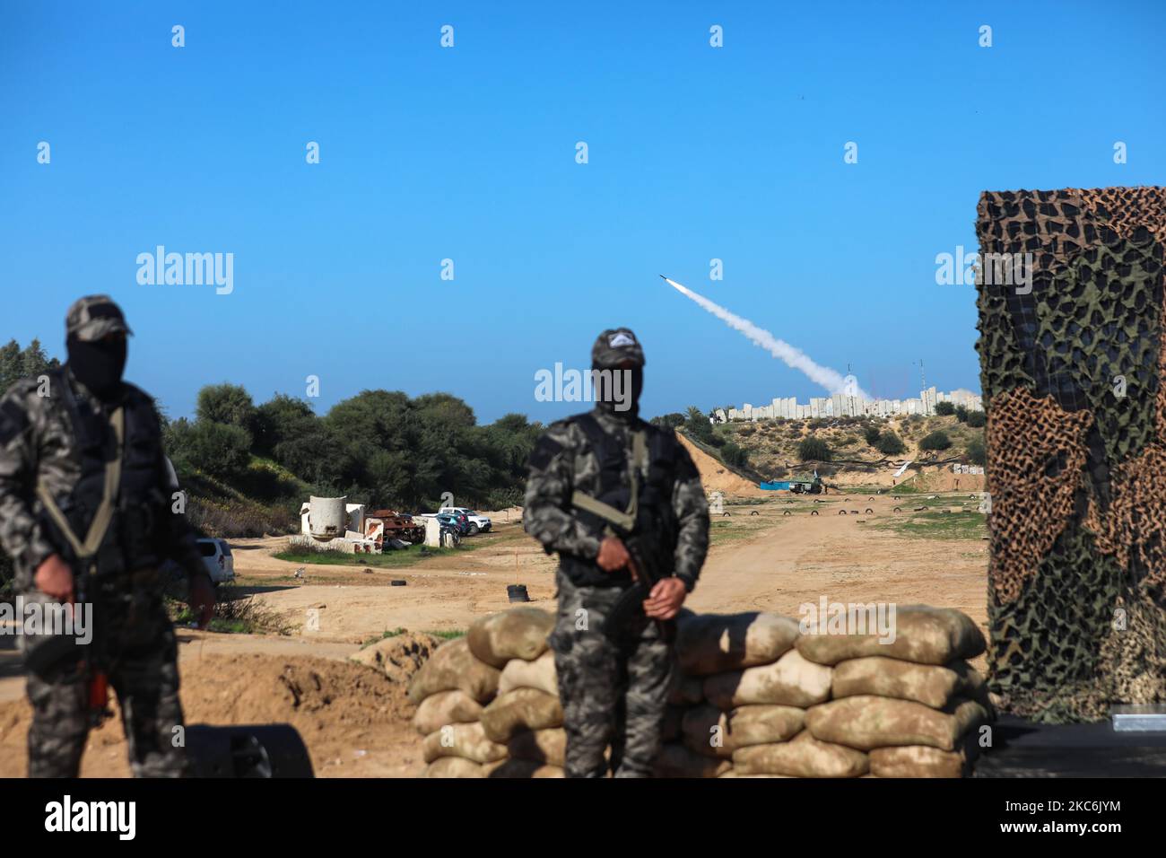29. Dezember 2020, Palästinensische Gebiete, Gaza: Raketen werden während eines von der Hamas-Bewegung und anderen palästinensischen bewaffneten Gruppen organisierten Militärbohrers auf einen Strand in Gaza-Stadt abgefeuert (Foto: Momen Faiz/NurPhoto) Stockfoto