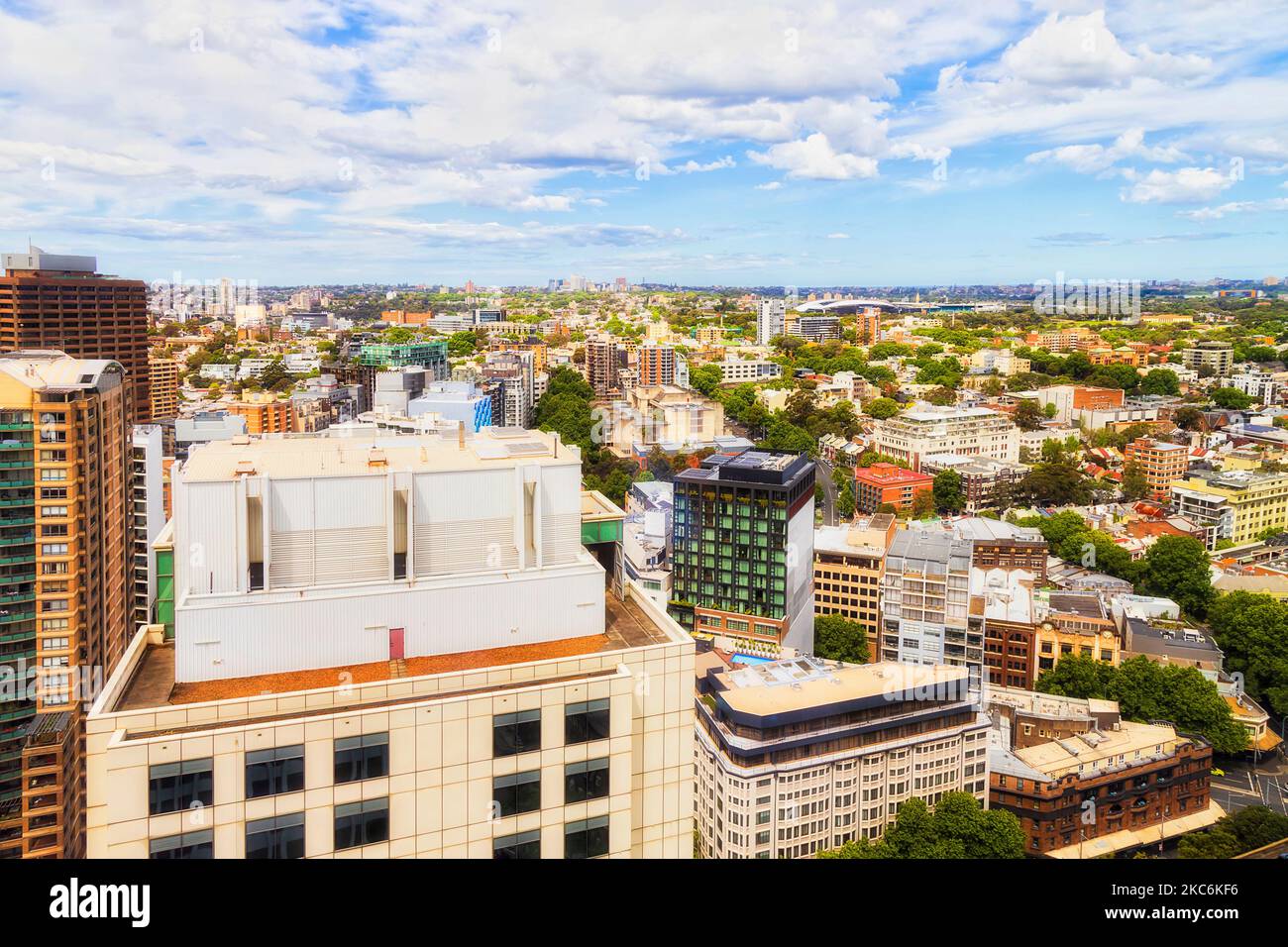 Blick über die Dächer der Hochhäuser und Häuser der Innenstadt im zentralen Geschäftsviertel von Sydney. Stockfoto