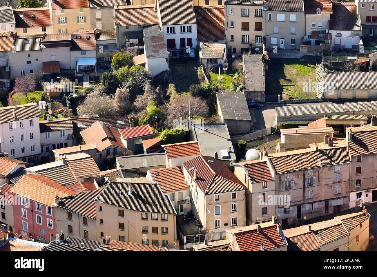 Luftaufnahme des dichten historischen Zentrums der Stadt Thiers im Département Puy-de-Dome, Region Auvergne-Rhone-Alpes in Frankreich. Dächer von alten Gebäuden und Stockfoto