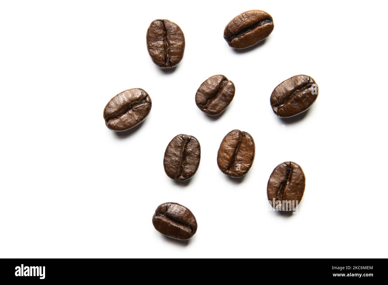 Nahaufnahme von rohen Bio-Arabica-Sorte Kaffeebohnen auf weißem Hintergrund isoliert. Amsterdam, Niederlande am 30. Dezember 2020 (Foto von Nicolas Economou/NurPhoto) Stockfoto