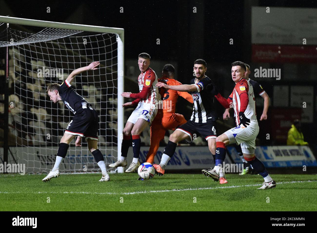 Jordan Barnet von Oldham Athletic sorgt für Chaos in der Grimsby-Verteidigung, die von Zak Dearnley von Oldham Athletic und Luke Waterfall von Grimsby Town während des Sky Bet League 2-Spiels zwischen Grimsby Town und Oldham Athletic am Dienstag, den 29.. Dezember 2020 im Blundell Park, Cleethorpes, beobachtet wurde. (Foto von Eddie Garvey/MI News/NurPhoto) Stockfoto