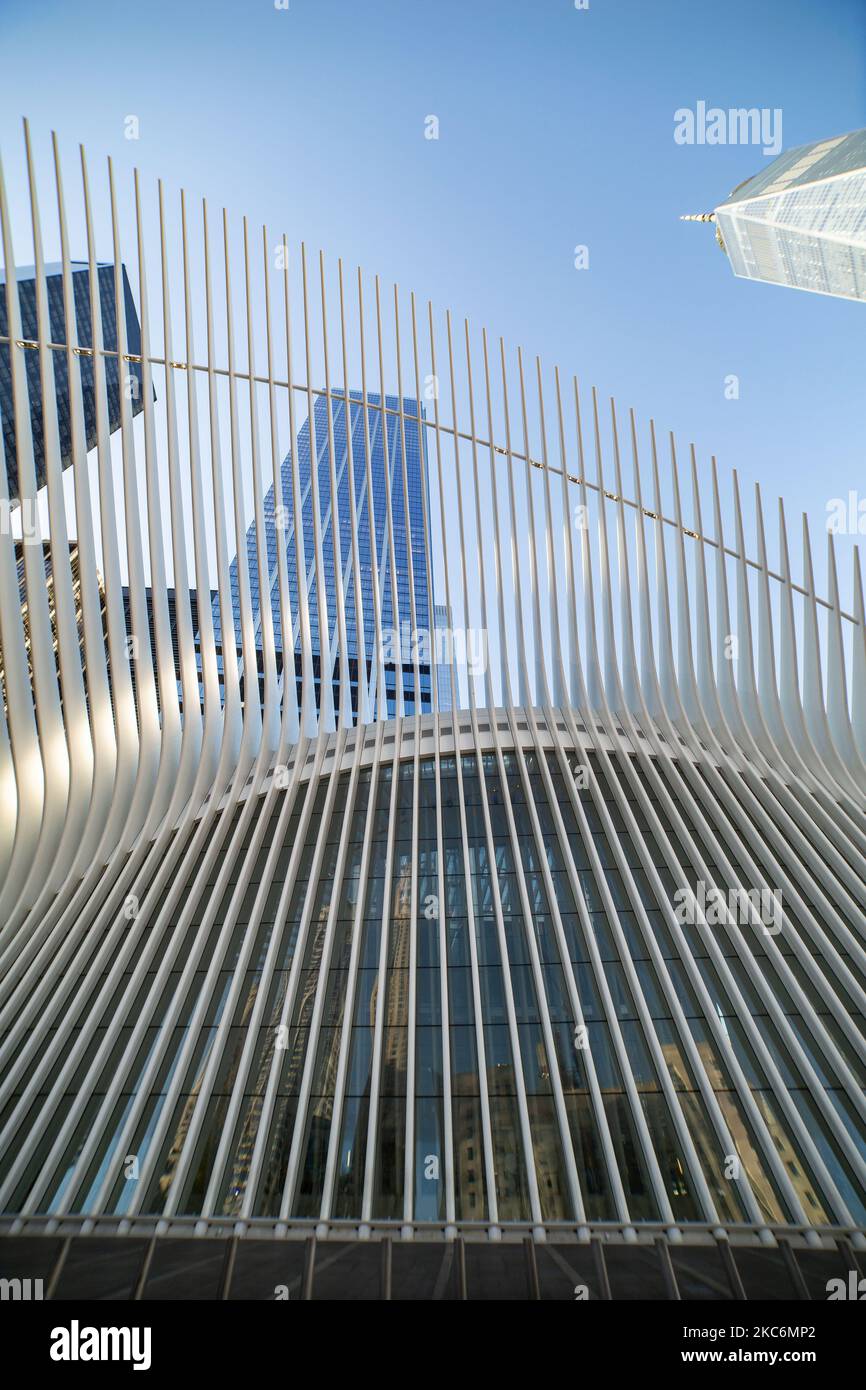 Außenansicht der modernen zeitgenössischen Architektur des Oculus Einkaufszentrums und des Verkehrsknotenpunkts im World Trade Center. Das World Trade Center ist eine Endstation am PATH-System im World Trade Center-Komplex im Finanzviertel von Manhattan, New York City. Das Oculus-Gebäude wurde vom spanischen Architekten Santiago Calatrava entworfen. NY, USA am 13. Februar 2020 (Foto von Nicolas Economou/NurPhoto) Stockfoto