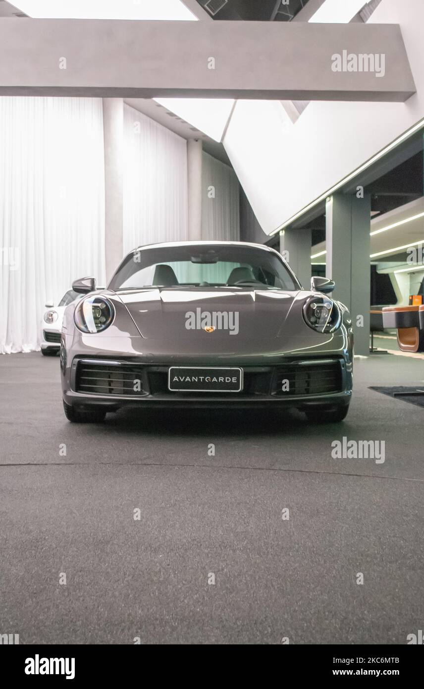 Eine vertikale Vorderansicht eines Porsche 911 Turbo 992 Generation Stockfoto