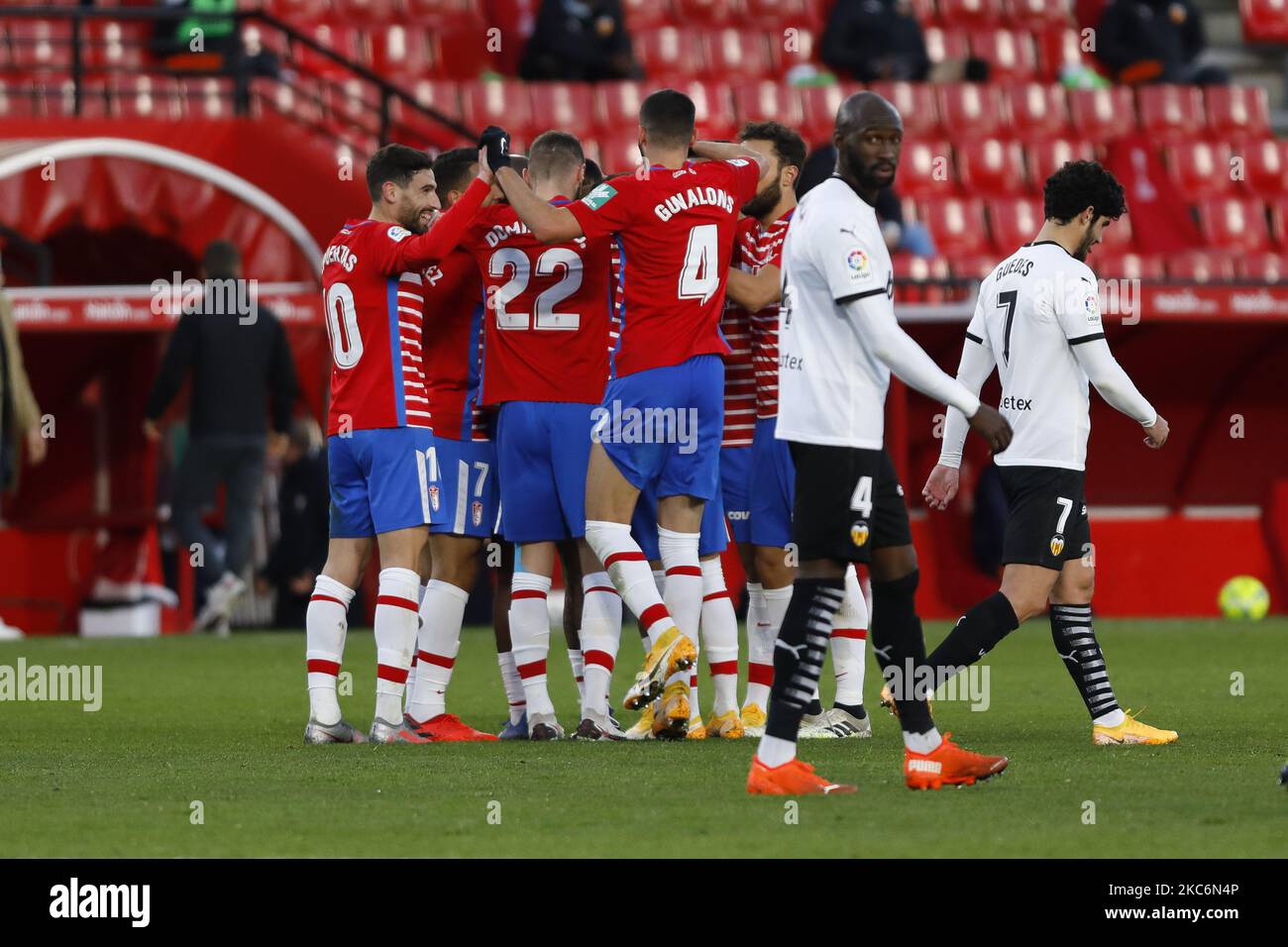 Robert Kenedy von Granada CF erzielt und feiert ein Tor während des La Liga-Spiels zwischen Granada CF und Valencia CF im Nuevo Los Carmenes Stadion am 30. Dezember 2020 in Granada, Spanien. Fußballstadien in ganz Europa bleiben wegen der Coronavirus-Pandemie für Fans geschlossen. (Foto von Álex Cámara/NurPhoto) Stockfoto