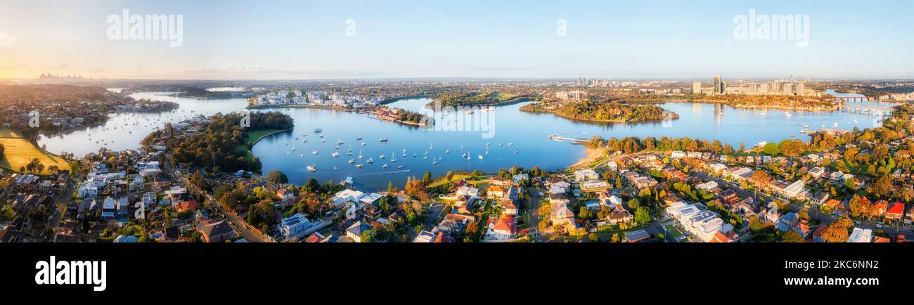 Ganz Greater Sydney in einem Luftpanoramabereis entlang des Parramatta Flusses von CBD bis zu den Vororten von Western Sydney und dem Überfluss über den Fluss. Stockfoto