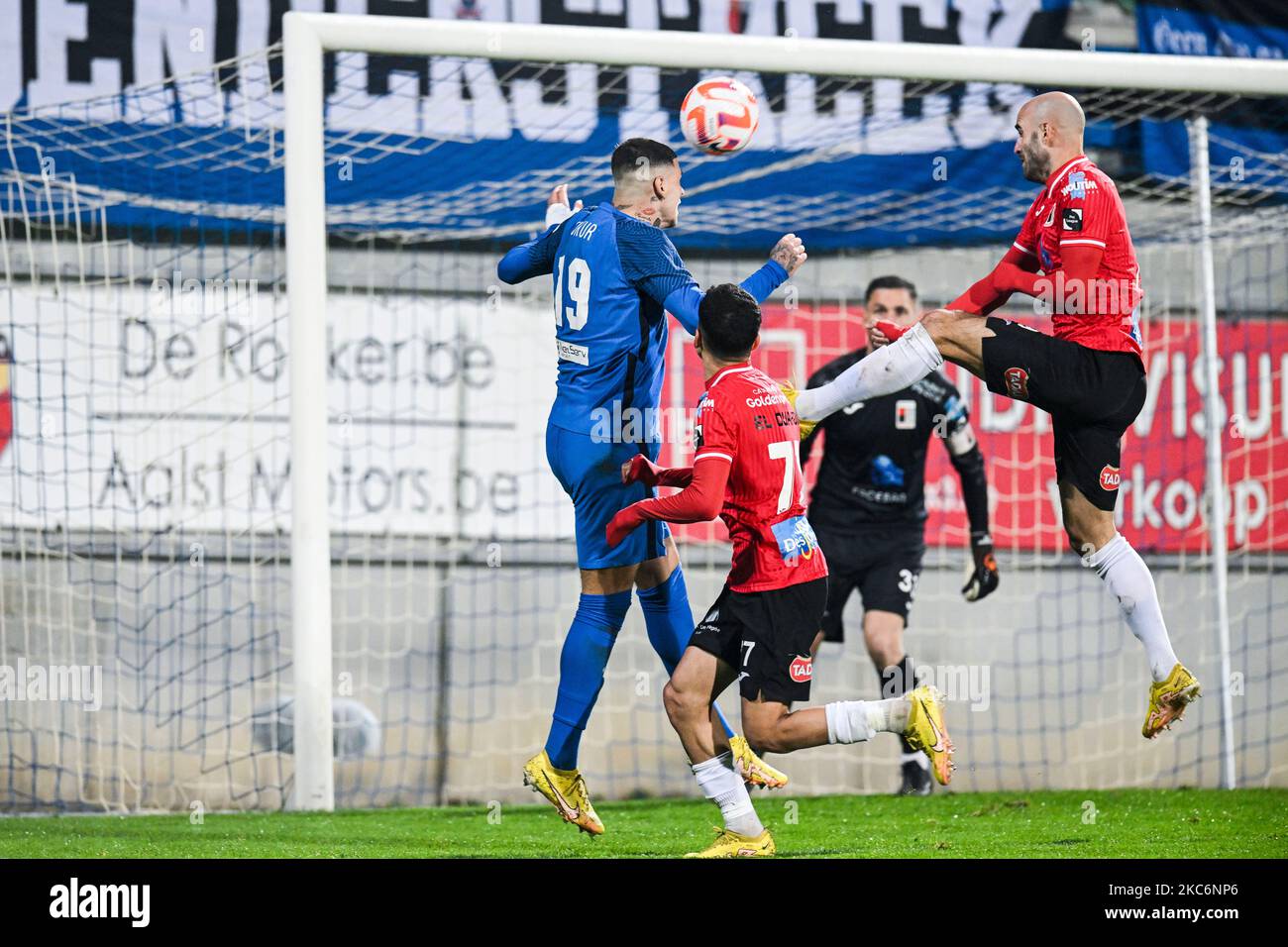 Denders Suer Barbaros Cukur Tiago und Jonathan Heris aus Rwdm, aufgenommen in Aktion während eines Fußballmatches zwischen FCV Dender EH und RWD Molenbeek, Freitag, 04. November 2022 in Denderleeuw, am 12. Tag der 'Challenger Pro League' 2022-2023, der zweiten Division der belgischen Meisterschaft 1B. BELGA FOTO TOM GOYVAERTS Stockfoto