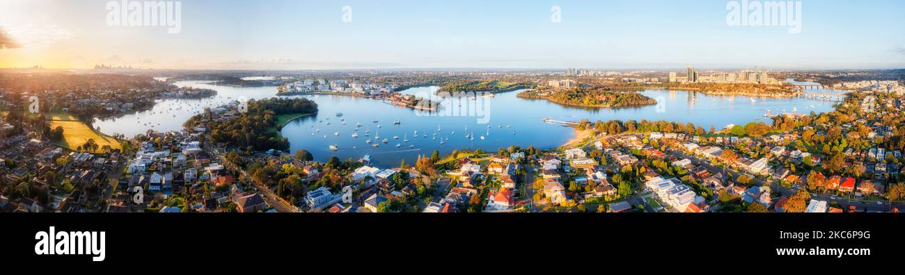 Ganz Sydney in einem weiten Luftpanoramab entlang des Parramatta Flusses von CBD bis zu den Vororten von Western Sydney. Stockfoto
