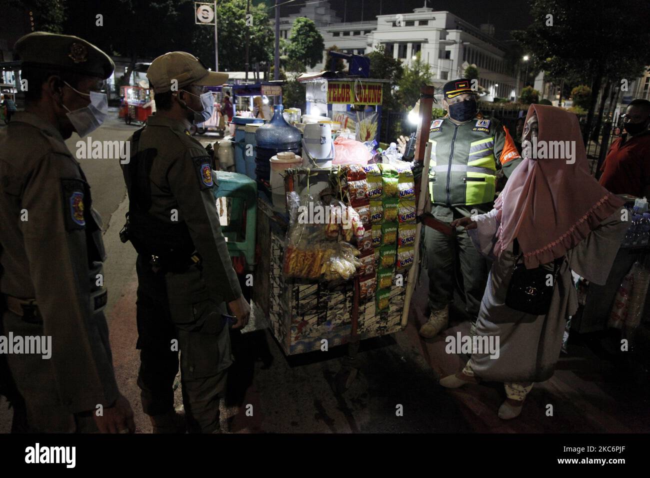 Die indonesische Polizeieinheit des öffentlichen Dienstes verteilte die Straßenverkäufer am 31. Dezember 2020 während der Silvesternacht 2021 im historischen Wahrzeichen von Old Batavia in Jakarta. Die indonesische Regierung verbietet jede Art der Neujahrsfeier 2021, um die Ausbreitung des Coronavirus Covid-19 zu verhindern, da die landesweiten Neuerkrankungen immer noch zunehmen. (Foto von Aditya Irawan/NurPhoto) Stockfoto