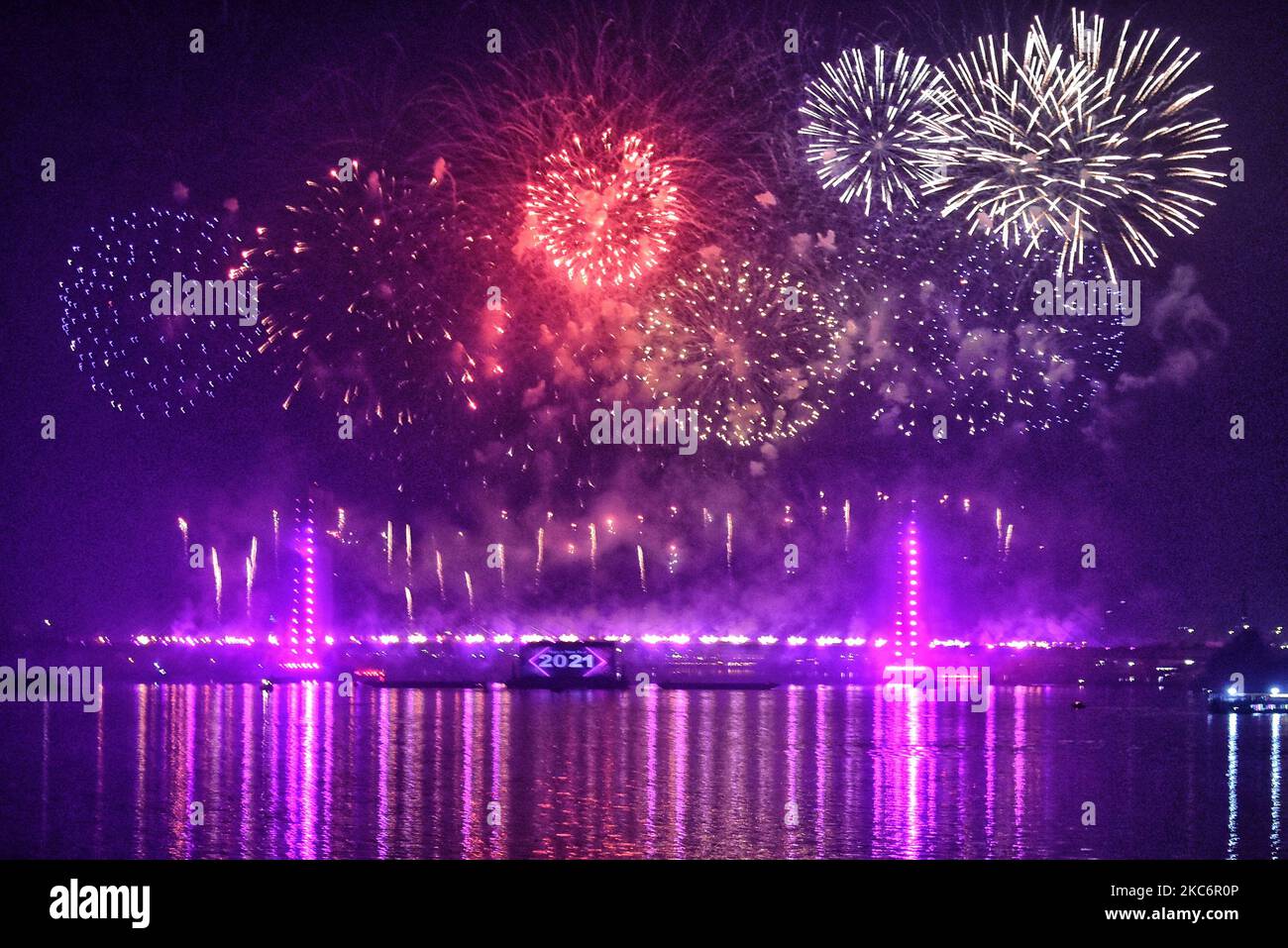 Feuerwerk erhellt den Himmel über der Rod El-Farag - Tahya Masr Brücke während der Neujahrsfeiern in Kairo, Ägypten, 1. Januar 2021 (Foto: Ziad Ahmed/NurPhoto) Stockfoto