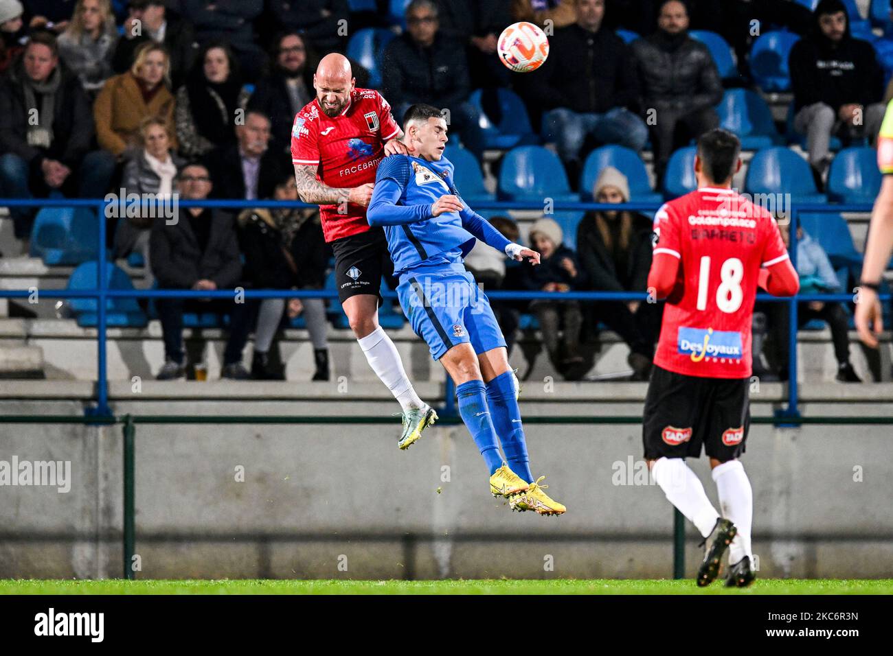 Bryan Smeets von Rwdm und Suer von Dender Barbaros Cukur Tiago im Einsatz während eines Fußballmatches zwischen FCV Dender EH und RWD Molenbeek, Freitag, 04. November 2022 in Denderleeuw, am 12. Tag der 'Challenger Pro League' 2022-2023, der zweiten Division der belgischen Meisterschaft 1B. BELGA FOTO TOM GOYVAERTS Stockfoto