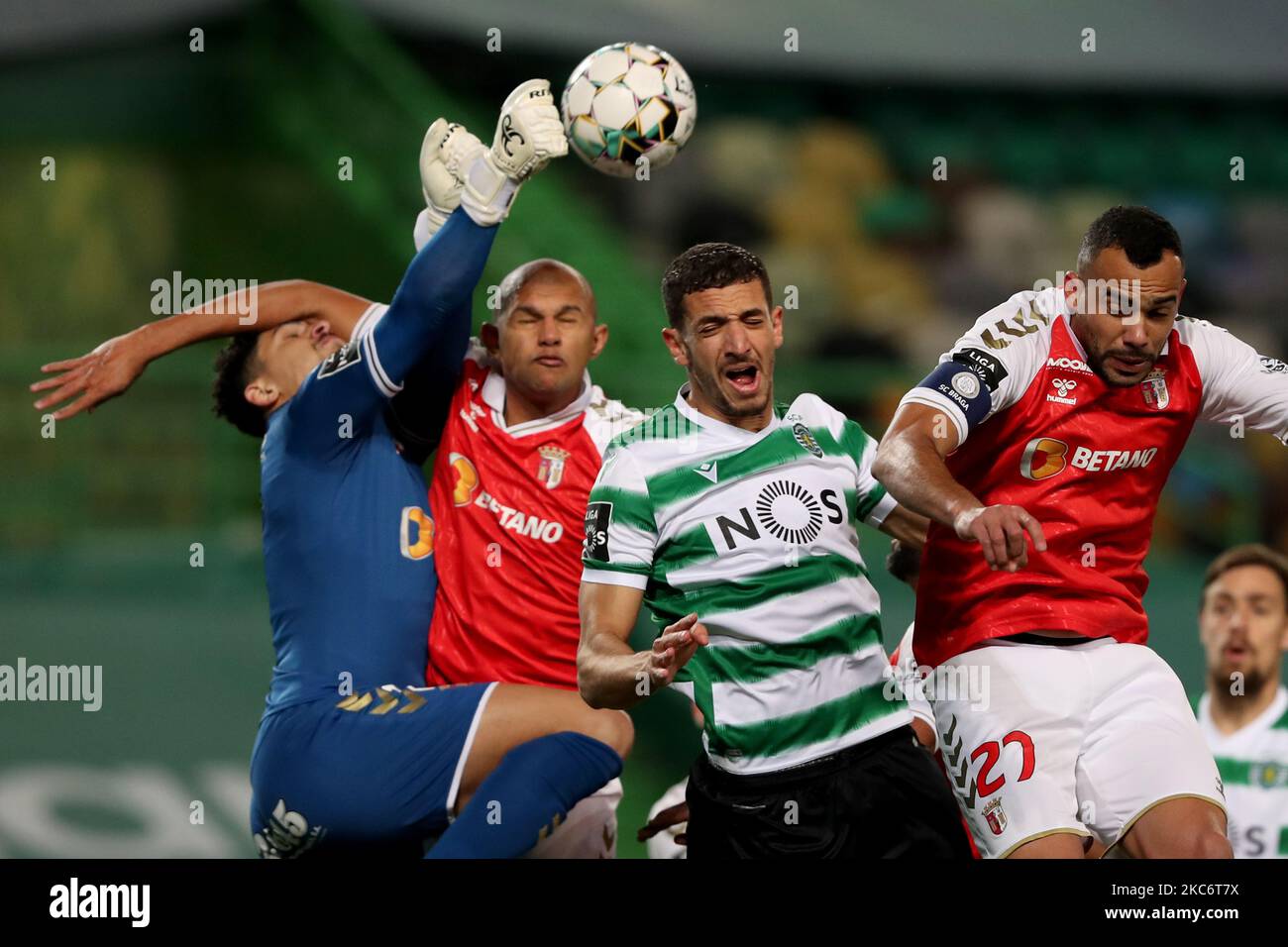 Der Torhüter des SC Braga Matheus Magalhaes (L) steht während des Fußballspiels der Portugiesischen Liga zwischen Sporting CP und SC Braga am 2. Januar 2021 im Stadion Jose Alvalade in Lissabon, Portugal, mit Zouhair Feddal von Sporting CP (2. R) im Spiel. (Foto von Pedro FiÃºza/NurPhoto) Stockfoto