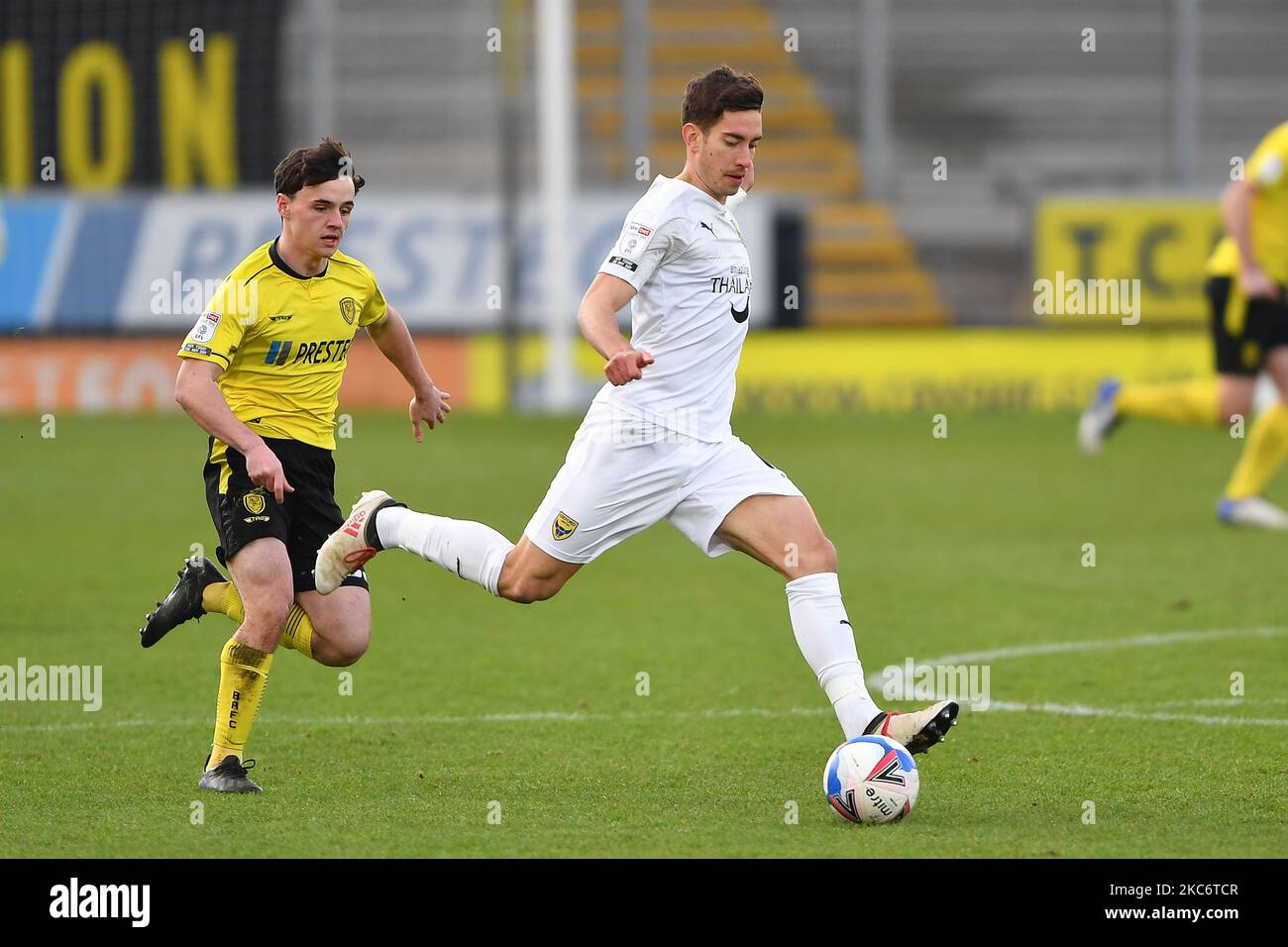 Alex Rodriguez von Oxford United in Aktion während des Sky Bet League 1-Spiels zwischen Burton Albion und Oxford United am Samstag, den 2.. Januar 2021 im Pirelli Stadium, Burton Upon Trent. (Foto von Jon Hobley/MI News/NurPhoto) Stockfoto