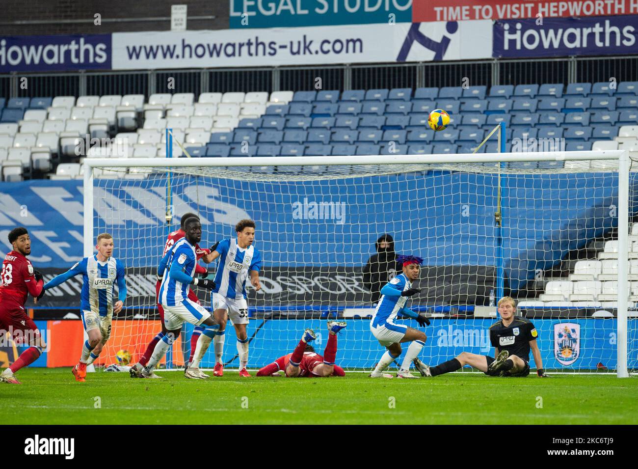 Ryan Schofield von Huddersfield Town rettet vor Tom Holmes von Readingwährend des Sky Bet Championship-Spiels zwischen Huddersfield Town und Reading im John Smith's Stadium, Huddersfield am Samstag, dem 2.. Januar 2021. (Foto von Pat Scaasi/MI News/NurPhoto) Stockfoto