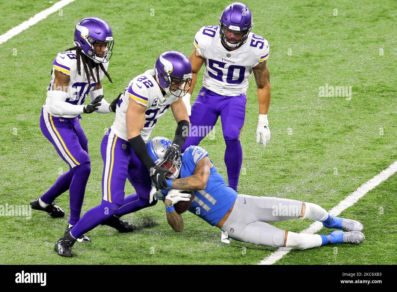 Der Detroit Lions Wide Receiver Marvin Jones (11) wird am Sonntag, den 3. Januar 2021, in der ersten Hälfte eines NFL-Fußballspiels zwischen den Detroit Lions und den Minnesota Vikings in Detroit, Michigan, USA, von Minnesota Vikings mit starker Sicherheit, Harrison Smith (22), niedergeschlagen. (Foto von Amy Lemus/NurPhoto) Stockfoto