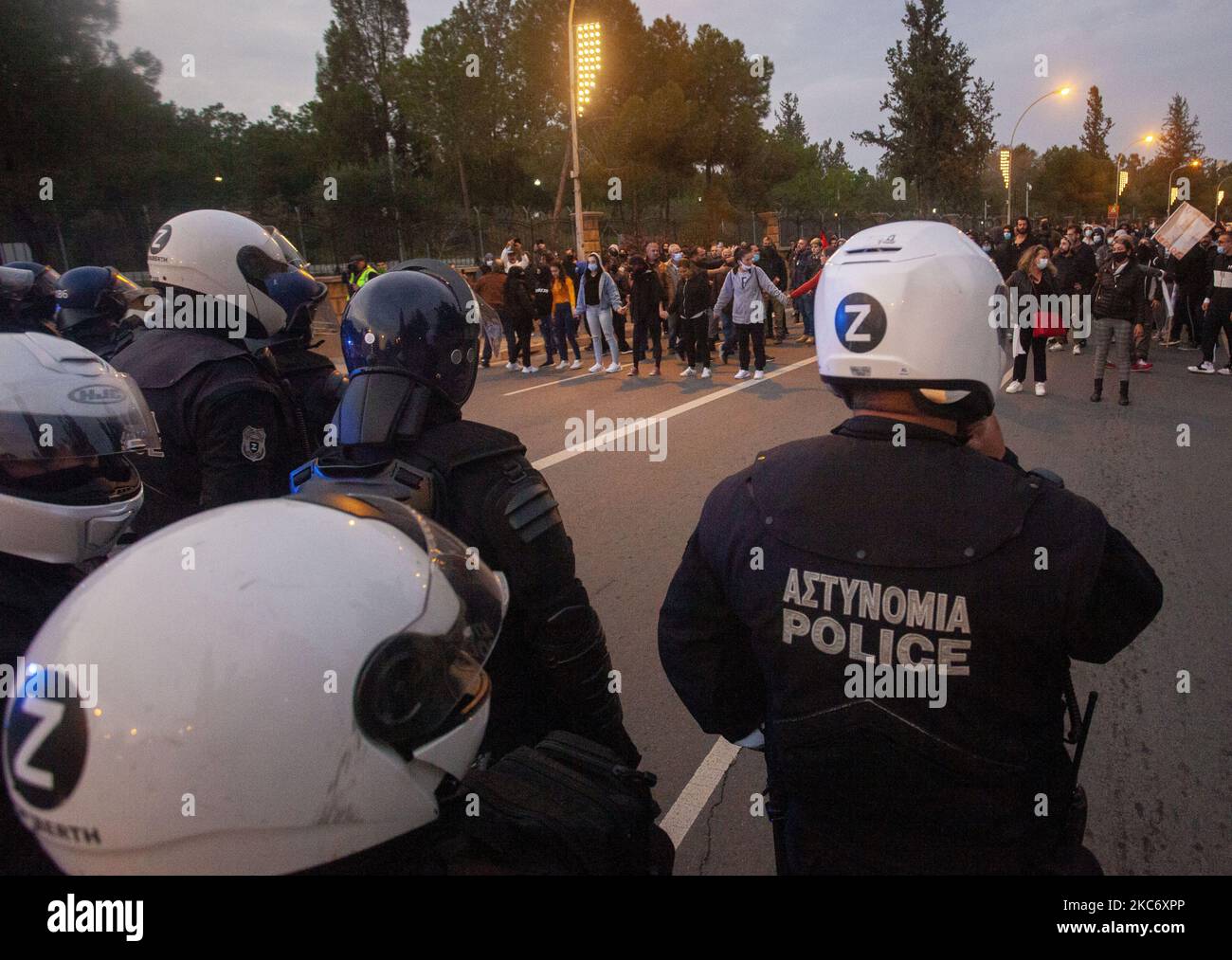 Die Polizei beobachtet die Demonstranten während eines friedlichen Protestes vor dem Präsidentenpalast in Nikosia am 03. Januar 2021 gegen die Regierung und die Maßnahmen, die sie gegen das Coronavirus ergreift. (Foto von George Christophorou/NurPhoto) Stockfoto