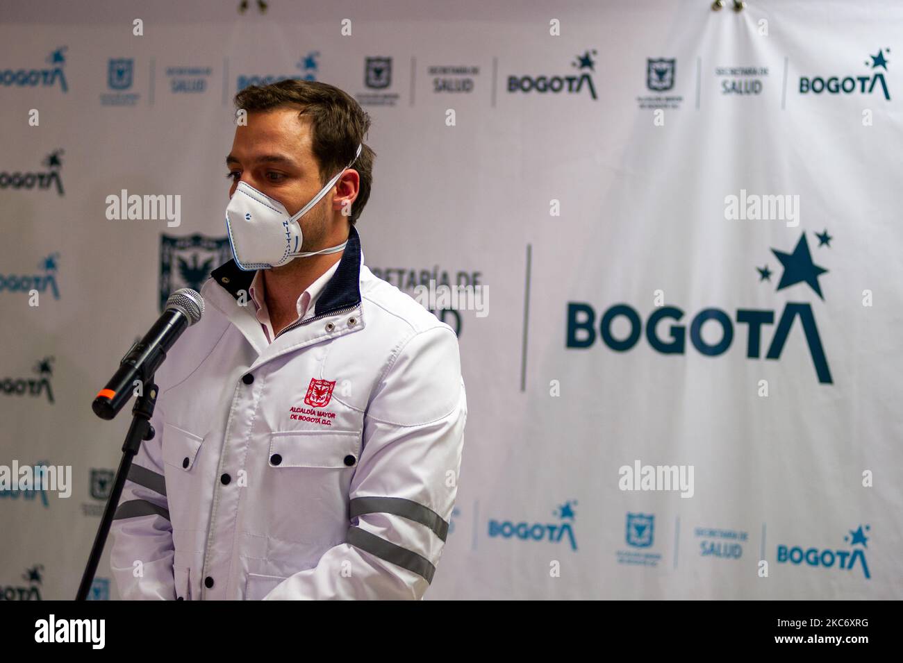 Der Oberbürgermeister Luis Ernesto Gomez, rechts, und der Gesundheitsminister Alejandro Gomez, links, kündigen vom 5. Bis zum 18.. Januar neue sektorisierte Quarantäne für die Ortschaften Usaquen, Engativa und Suba in Bogota an, inmitten der neuen neuartigen pandemischen Infektionen mit dem Coronavirus als vorbeugende Maßnahme zur Ausweitung der Krankheit. In Bogota, Kolumbien, am 3. Januar 2020. Luis Ernesto Gomez übernahm den Platz von Bürgermeisterin Claudia Lopez während ihrer Ferien nach ihrem ersten Jahr als Bürgermeisterin von Bogota. (Foto von Sebastian Barros/NurPhoto) Stockfoto