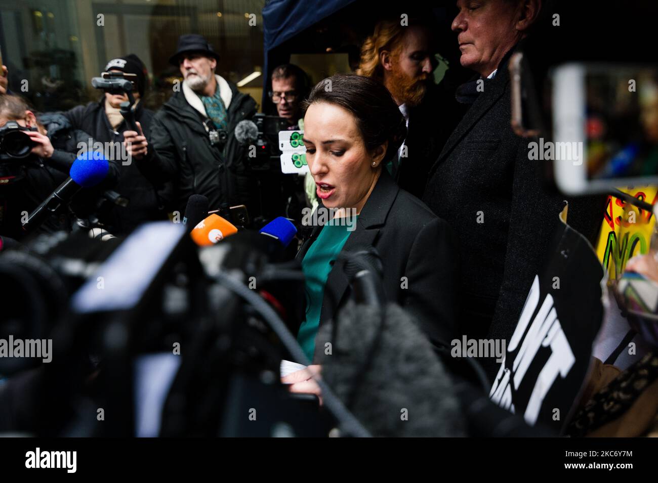 Stella Moris spricht außerhalb des Old Bailey mit den Medien, nachdem die Auslieferung ihres Partners Julian Assange am 4. Januar 2021 in London, Großbritannien, verweigert wurde. Die Bezirksrichterin Vanessa Barrister hat die Auslieferung von Julian Assange an die Vereinigten Staaten unter Berufung auf ein „Suizidrisiko“ bestritten. Er wird wegen Hacks an Computern und des Verstoßes gegen das Spionagegesetz des Landes angeklagen. Die USA haben bestätigt, dass sie gegen die Entscheidung Berufung einlegen werden. (Foto von Maciek Musialek/NurPhoto) Stockfoto