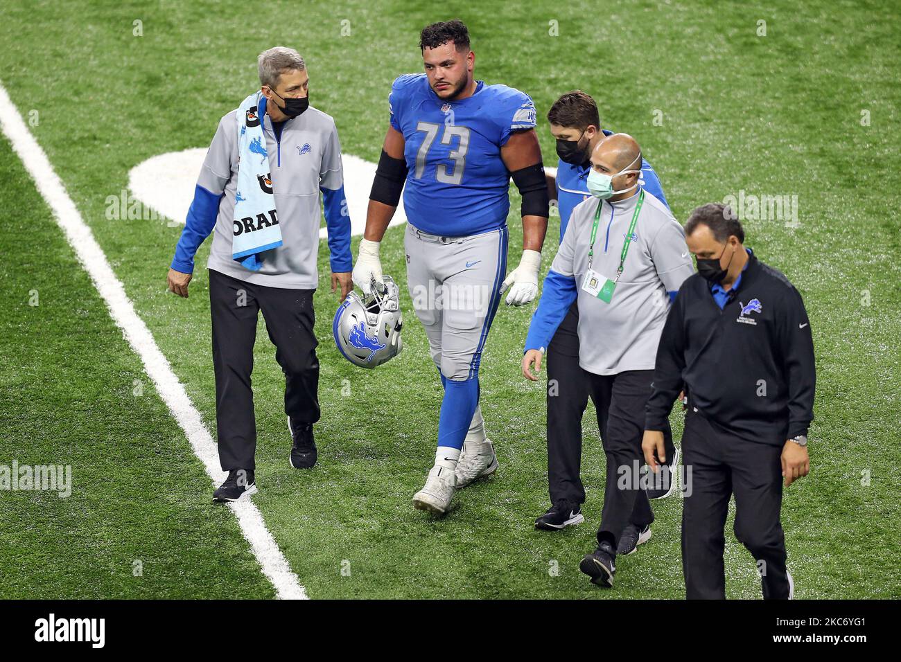 Der Offensivschütze der Detroit Lions, Jonah Jackson (73), geht mit medizinischem Personal vom Feld, nachdem er während der zweiten Hälfte eines NFL-Fußballspiels zwischen den Detroit Lions und den Minnesota Vikings in Detroit, Michigan, USA, am Sonntag, dem 3. Januar 2021, auf Verletzungen untersucht wurde. (Foto von Amy Lemus/NurPhoto) Stockfoto