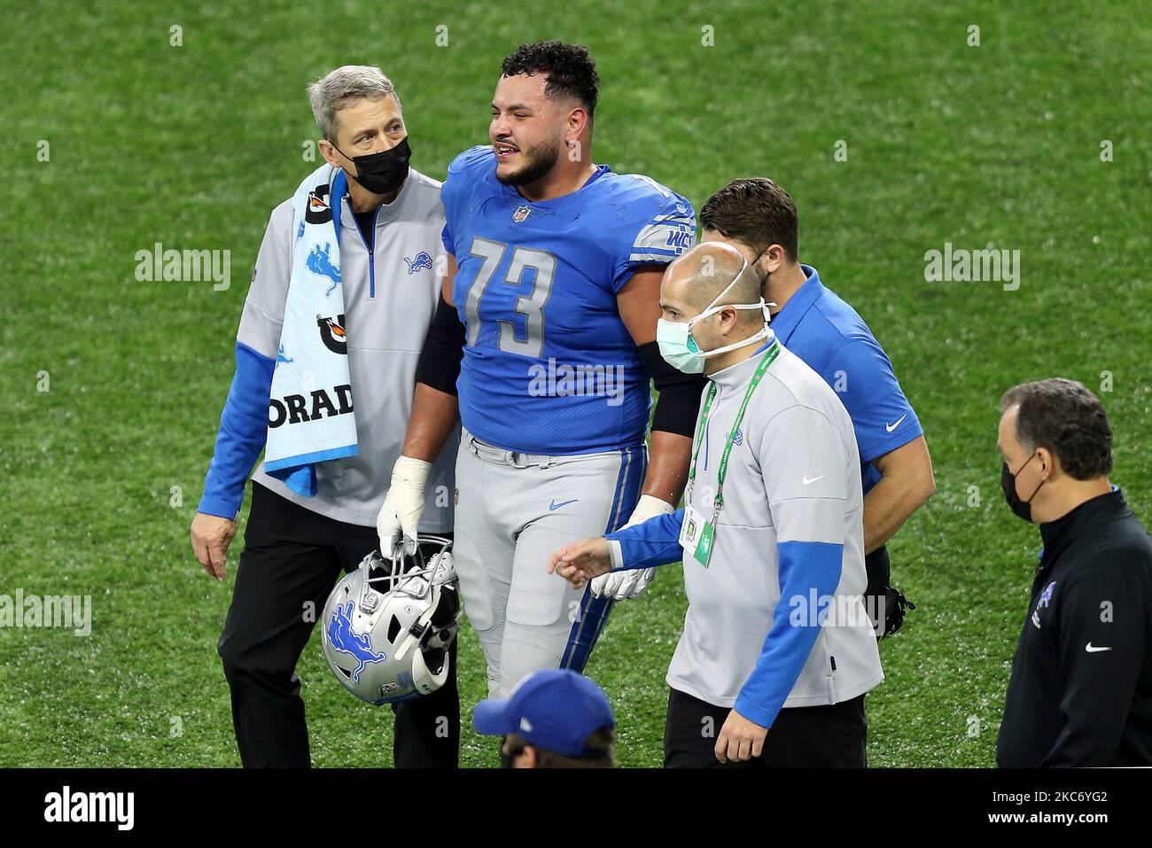 Der Offensivschütze der Detroit Lions, Jonah Jackson (73), geht mit medizinischem Personal vom Feld, nachdem er während der zweiten Hälfte eines NFL-Fußballspiels zwischen den Detroit Lions und den Minnesota Vikings in Detroit, Michigan, USA, am Sonntag, dem 3. Januar 2021, auf Verletzungen untersucht wurde. (Foto von Amy Lemus/NurPhoto) Stockfoto