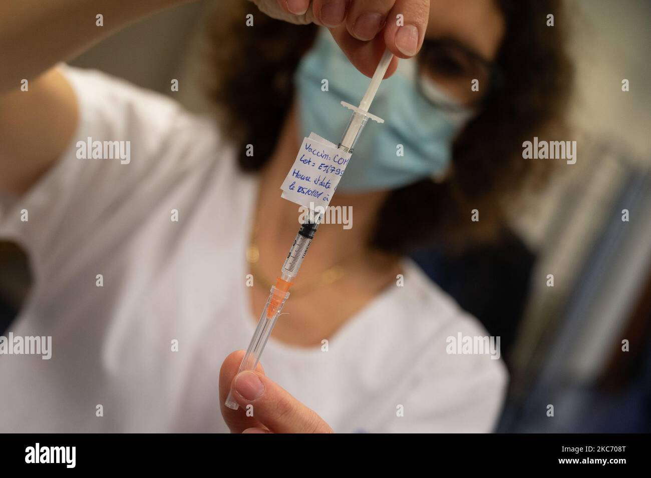 Die erste Impfphase gegen Covid 19 begann am 5. Januar 2021 in Ille-et-Vilaine, Frankreich. Die ersten Injektionen des Pfizer-BioNTech Boten-RNA-Impfstoffs fanden 5 in Ephad in der Abteilung statt. (Foto: Estelle Ruiz/NurPhoto) Stockfoto