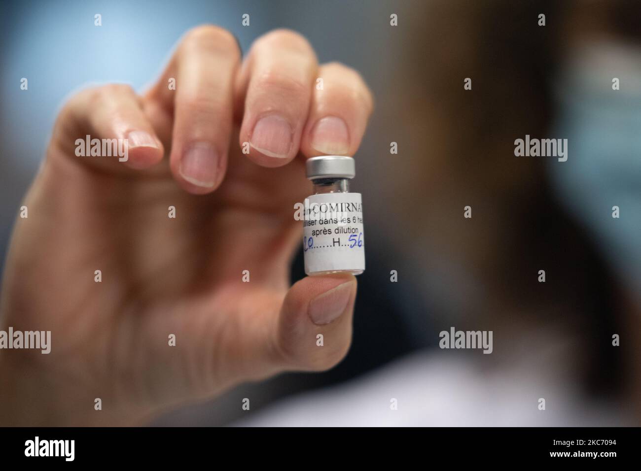 Die erste Impfphase gegen Covid 19 begann am 5. Januar 2021 in Ille-et-Vilaine, Frankreich. Die ersten Injektionen des Pfizer-BioNTech-Boten-RNA-Impfstoffs fanden 5 in der Abteilung in Ephad statt. (Foto von Estelle Ruiz/NurPhoto) Stockfoto