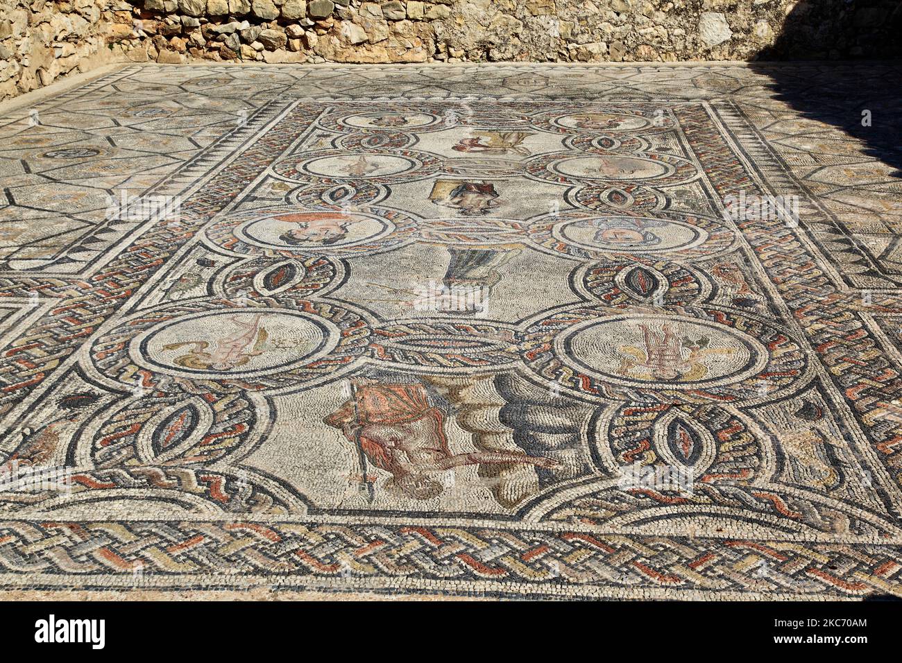 Mosaik in der antiken römischen Stadt Volubilis in Meknes, Marokko, Afrika. Volubilis ist eine teilweise ausgegrabene römische Stadt, die im 3.. Jahrhundert v. Chr. als phönizische (und später karthagische) Siedlung erbaut wurde. Die Stätte wurde ausgegraben und enthüllte viele feine Mosaiken, darunter einige der prominenteren öffentlichen Gebäude und hochwertige Häuser wurden restauriert oder rekonstruiert. Heute ist es ein UNESCO-Weltkulturerbe, das als „außergewöhnlich gut erhaltenes Beispiel einer großen römischen Kolonialstadt am Rande des Imperium“ aufgeführt wird. (Foto von Creative Touch Imaging Ltd./NurPhoto) Stockfoto