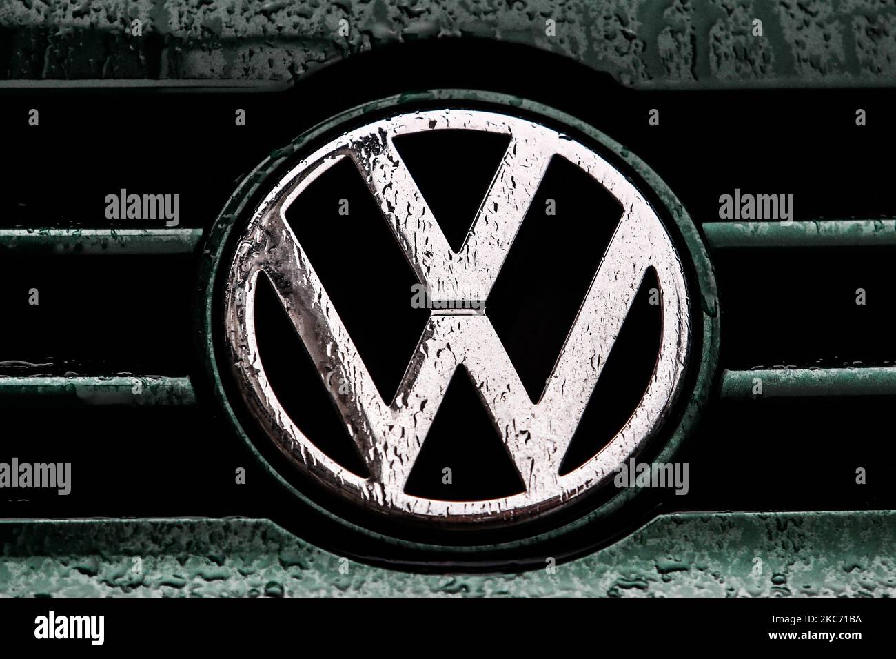 Am 5. Januar 2020 sind auf dem Volkswagen-Logo in Krakau, Polen, Regentropfen zu sehen. (Foto von Jakub Porzycki/NurPhoto) Stockfoto