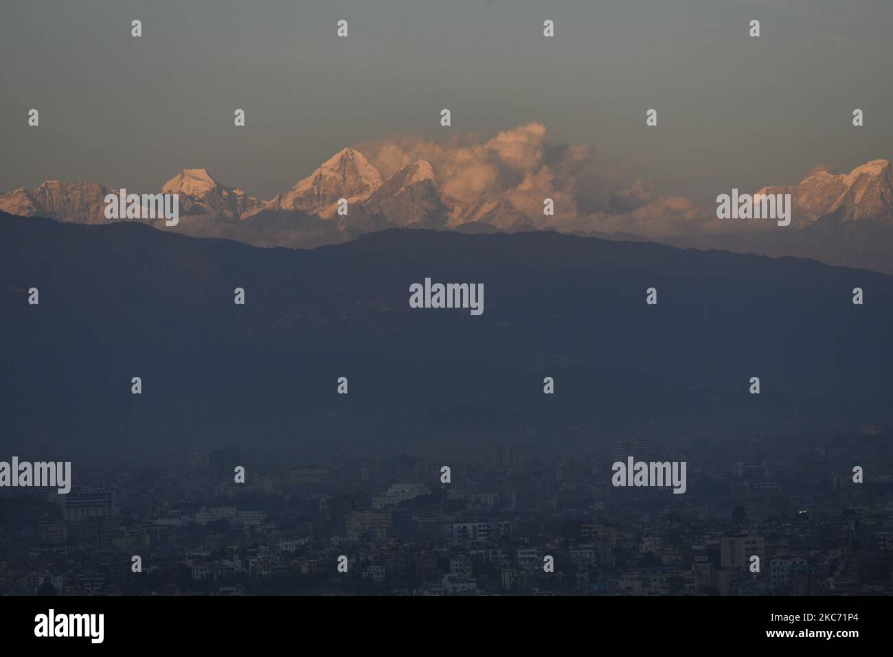 Klares Wetter, Stadtbild und Bergketten, die nach zwei Tagen gefährlicher Luftverschmutzung in Kathmandu, Nepal, am Mittwoch, den 06. Januar 2021 gesehen wurden. Der AQI-Verschmutzungsgrad stieg am Montag stetig auf den gefährlichen Stand bei 606 AQI um 11:00 Uhr und am Mittwoch bei 220 AQI um 11:00 Uhr. (Foto von Narayan Maharjan/NurPhoto) Stockfoto
