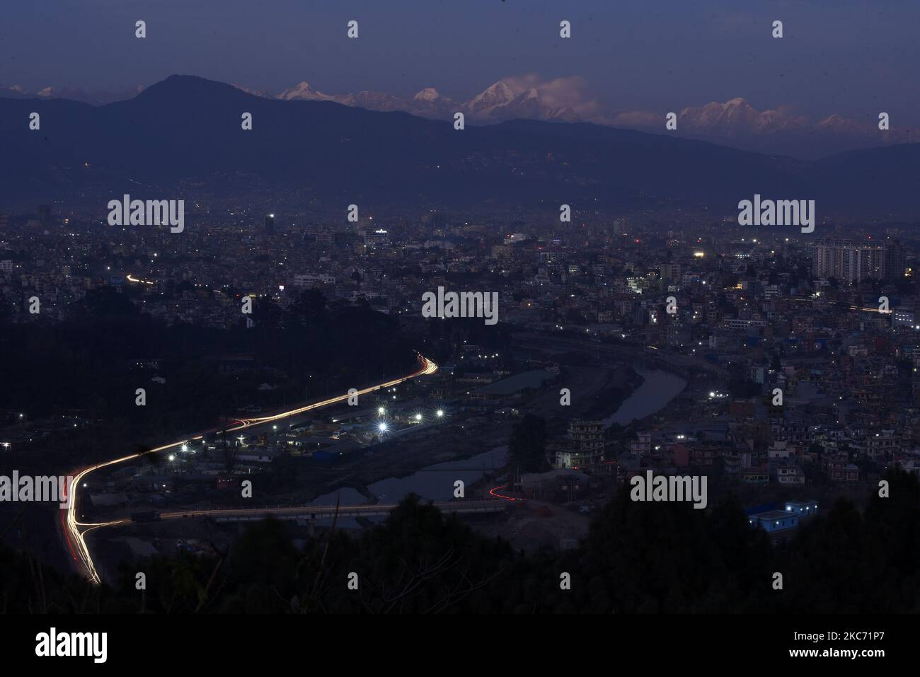 Klares Wetter, Stadtbild und Bergketten, die nach zwei Tagen gefährlicher Luftverschmutzung in Kathmandu, Nepal, am Mittwoch, den 06. Januar 2021 gesehen wurden. Der AQI-Verschmutzungsgrad stieg am Montag stetig auf den gefährlichen Stand bei 606 AQI um 11:00 Uhr und am Mittwoch bei 220 AQI um 11:00 Uhr. (Foto von Narayan Maharjan/NurPhoto) Stockfoto