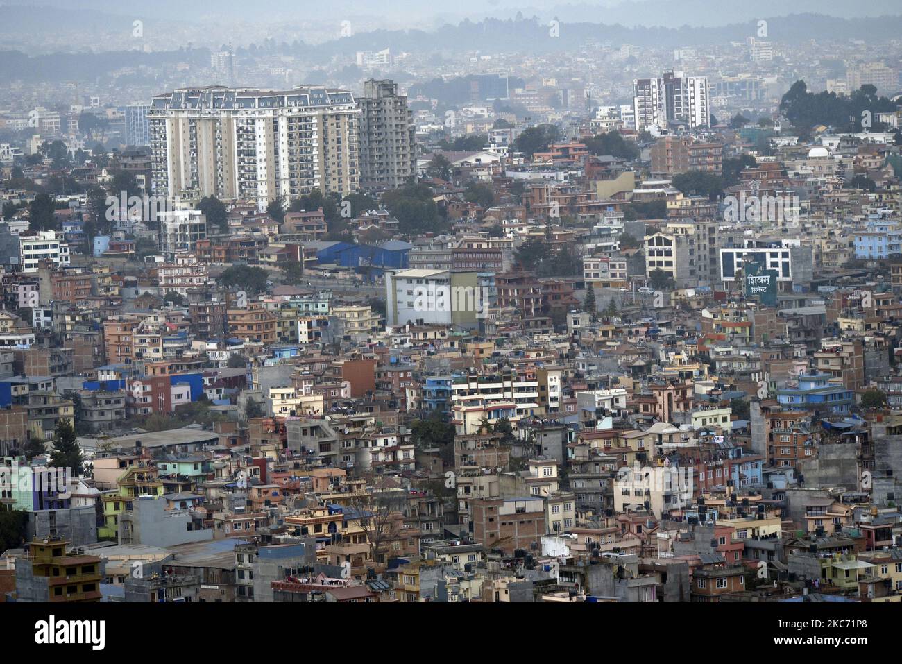 Klares Wetter und Stadtbild nach zwei Tagen gefährlicher Luftverschmutzung in Kathmandu, Nepal, am Mittwoch, den 06. Januar 2021. Der AQI-Verschmutzungsgrad stieg am Montag stetig auf den gefährlichen Stand bei 606 AQI um 11:00 Uhr und am Mittwoch bei 220 AQI um 11:00 Uhr. (Foto von Narayan Maharjan/NurPhoto) Stockfoto