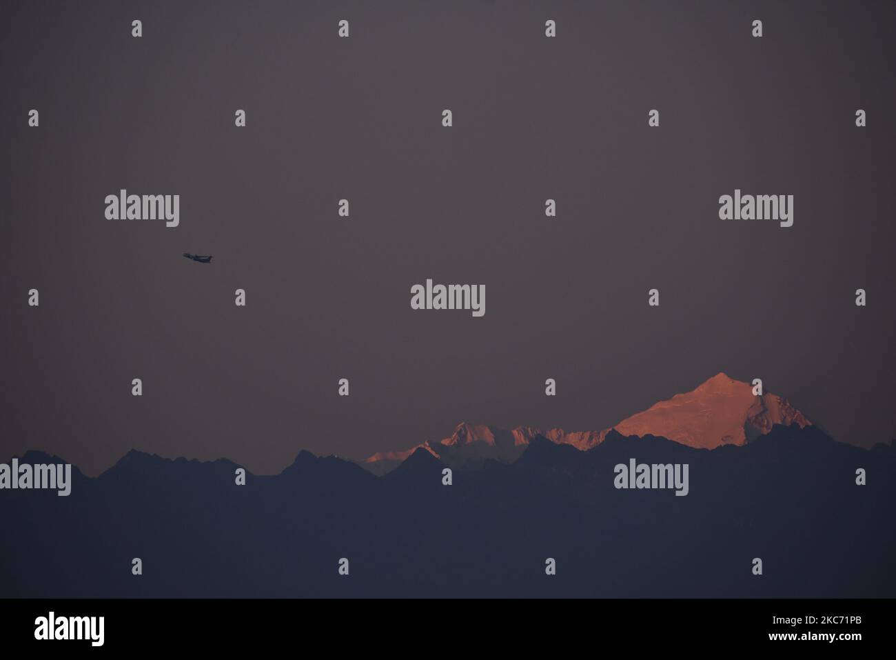 Mount Langtang Ranges wurde am Mittwoch, den 06. Januar 2021, nach zwei Tagen gefährlicher Luftverschmutzung in Kathmandu, Nepal, gesehen. Der AQI-Verschmutzungsgrad stieg am Montag stetig auf den gefährlichen Stand bei 606 AQI um 11:00 Uhr und am Mittwoch bei 220 AQI um 11:00 Uhr. (Foto von Narayan Maharjan/NurPhoto) Stockfoto