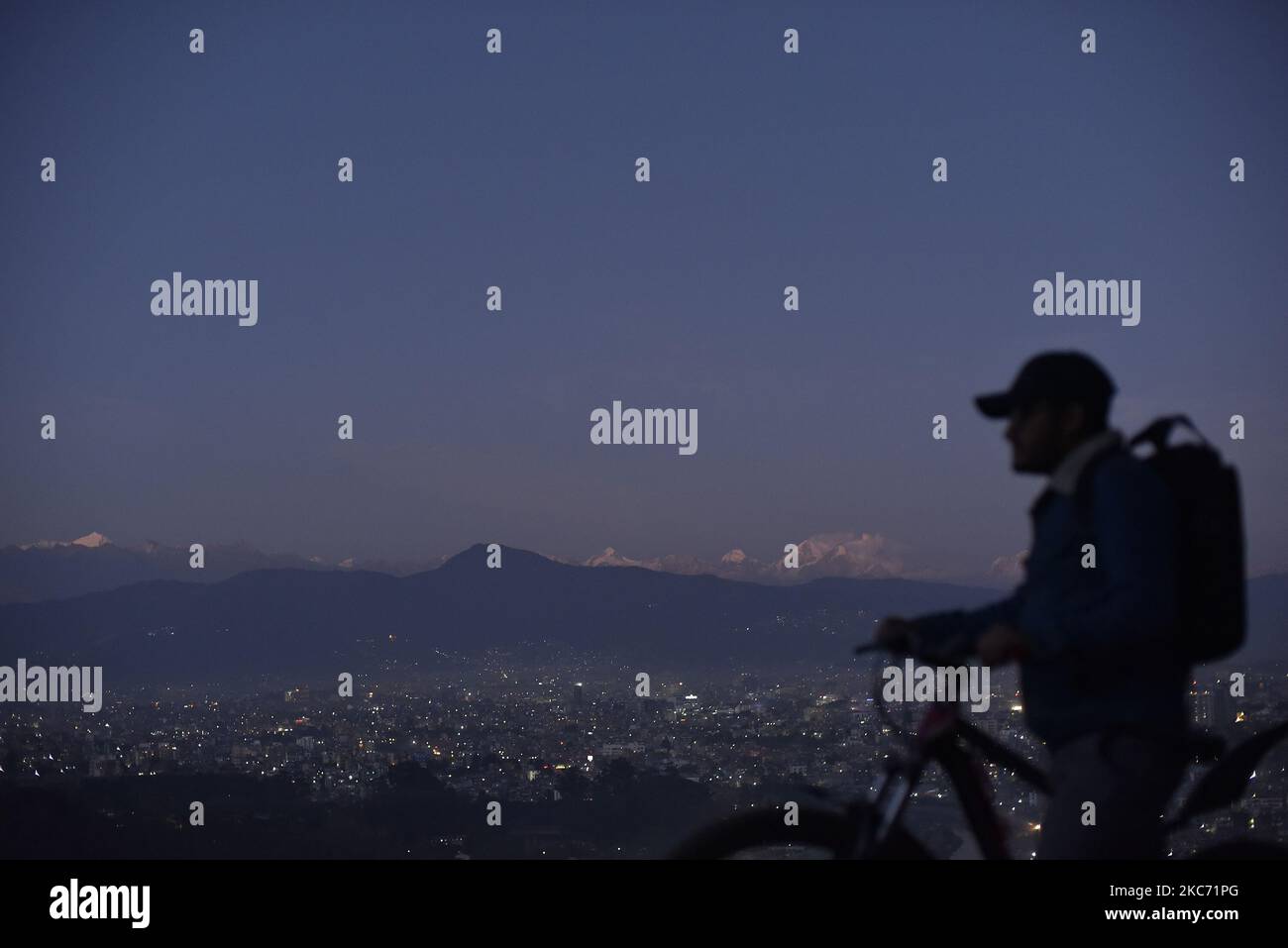 Ein Radfahrer beobachtet Bergketten wie nach zwei Tagen gefährlicher Luftverschmutzung in Kathmandu, Nepal, am Mittwoch, 06. Januar 2021. Der AQI-Verschmutzungsgrad stieg am Montag stetig auf den gefährlichen Stand bei 606 AQI um 11:00 Uhr und am Mittwoch bei 220 AQI um 11:00 Uhr. (Foto von Narayan Maharjan/NurPhoto) Stockfoto