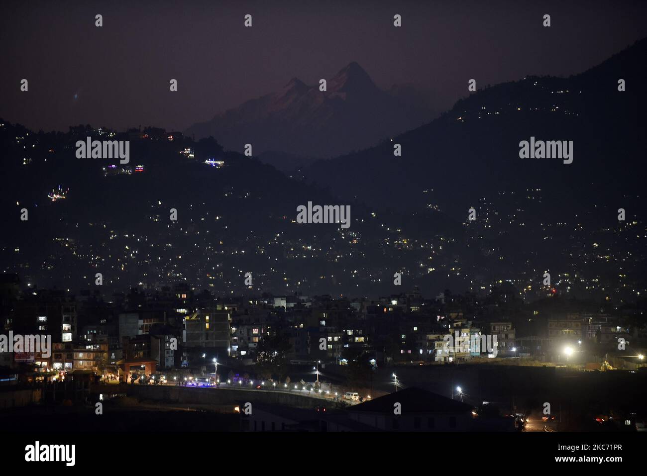 Klares Wetter, Stadtbild und Bergketten, die nach zwei Tagen gefährlicher Luftverschmutzung in Kathmandu, Nepal, am Mittwoch, den 06. Januar 2021 gesehen wurden. Der AQI-Verschmutzungsgrad stieg am Montag stetig auf den gefährlichen Stand bei 606 AQI um 11:00 Uhr und am Mittwoch bei 220 AQI um 11:00 Uhr. (Foto von Narayan Maharjan/NurPhoto) Stockfoto