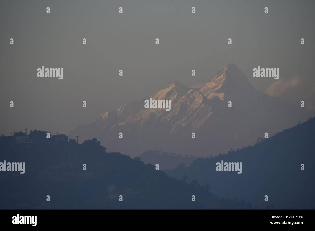 Mount Himal Chuli (R) und Mount Manaslu (L) nach zwei Tagen gefährlicher Luftverschmutzung in Kathmandu, Nepal, am Mittwoch, den 06. Januar 2021 gesehen. Der AQI-Verschmutzungsgrad stieg am Montag stetig auf den gefährlichen Stand bei 606 AQI um 11:00 Uhr und am Mittwoch bei 220 AQI um 11:00 Uhr. (Foto von Narayan Maharjan/NurPhoto) Stockfoto