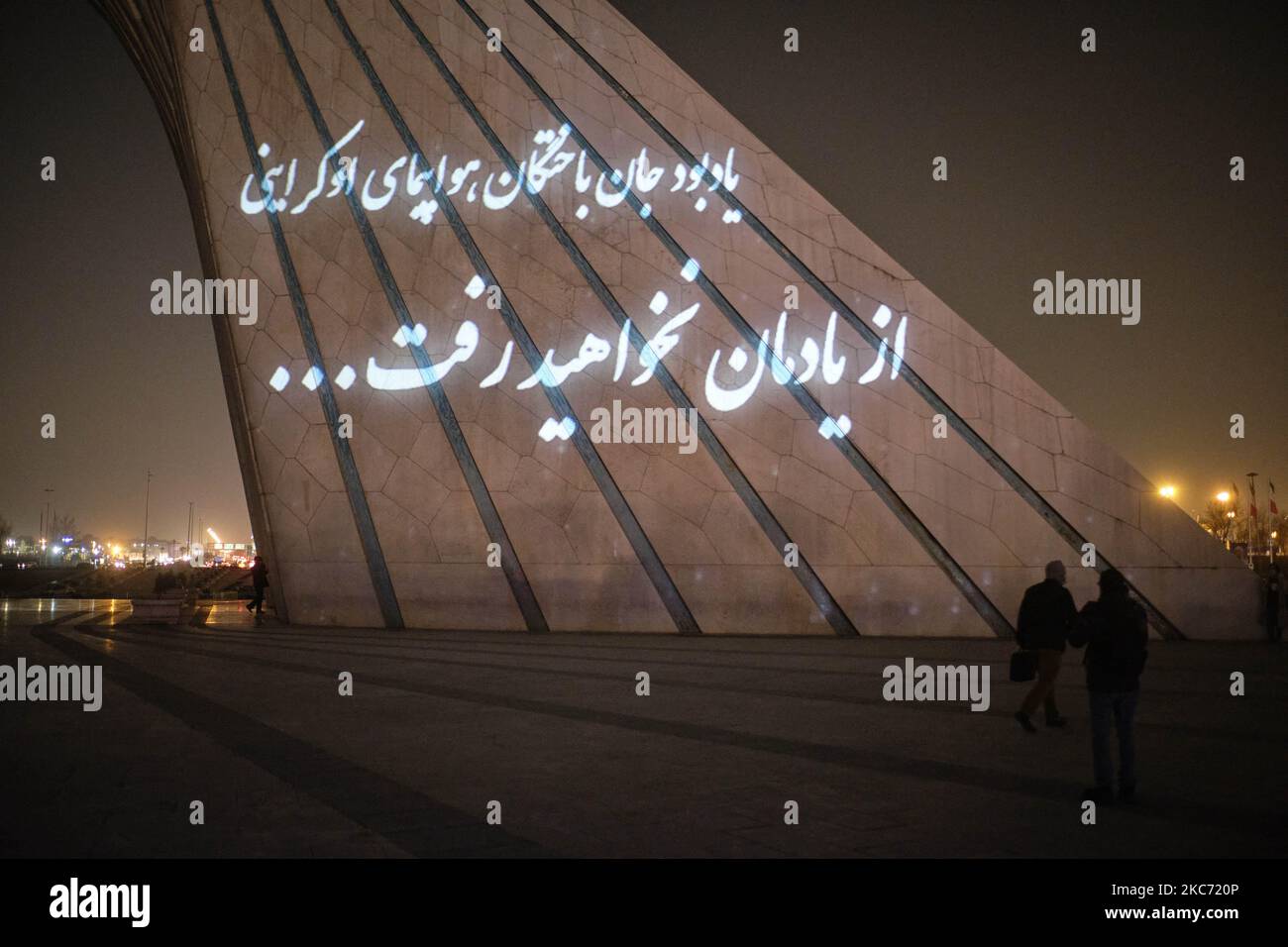 Ein persisches Drehbuch, das besagte, das Denkmal für die Opfer des ukrainischen Flugzeugs, das Sie nicht vergessen werden, ist auf dem Azadi-Denkmal im Westen Teherans abgebildet, während einer Videomarografie zum Gedenken an Menschen, die beim Abschuss des ukrainischen Flugzeugs am 6. Januar 2021 getötet wurden. Der ukrainische Flug 752 war ein planmäßiger internationaler Passagierflug von Teheran nach Kiew am 8.. Januar 2020, der kurz nach dem Start vom Internationalen Flughafen Teheran Imam Khomeini durch das Korps der Islamischen Revolutionsgarden (IRGC) abgeschossen wurde und alle 176 Passagiere und Besatzung getötet wurden, während der Iran vollständig bereit war Stockfoto