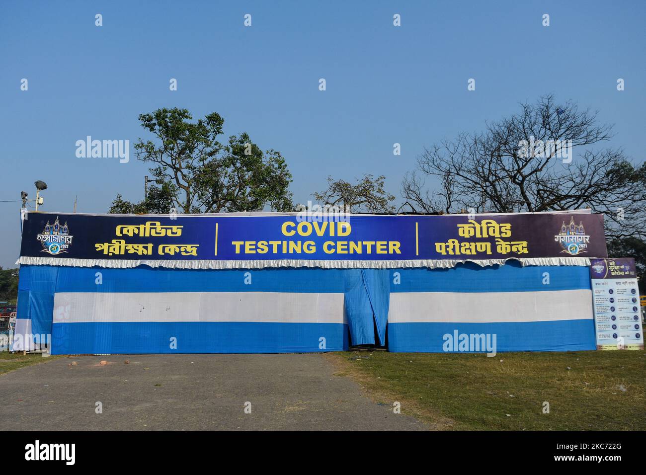 Ein temporäres COVID-Testzentrum am Gangasagar-Durchgangslager in Kalkutta.die Gangasagar-Messe ist nach Kumbh mela die zweitgrößte Begräbnung hinduistischer Pilger. Die Gangasagar-Mela wird jährlich auf der Insel Sagar beobachtet.jedes Jahr während Makar Sankranti besuchen eifrige Anhänger aus dem ganzen Land die insel sagar, um ein heiliges Bad im Zusammenfluss von Ganges und der Bucht von Bengalen zu nehmen und dann am Kapil Muni Ashram auf der Insel anzubeten. Der Tempel wird unter den Anhängern sehr verehrt.Dieses Jahr wird die Messe eingeschränkt und unter strengen COVID-Protokollen der Regierung, die übliche Menge kontrolliert werden würde Stockfoto