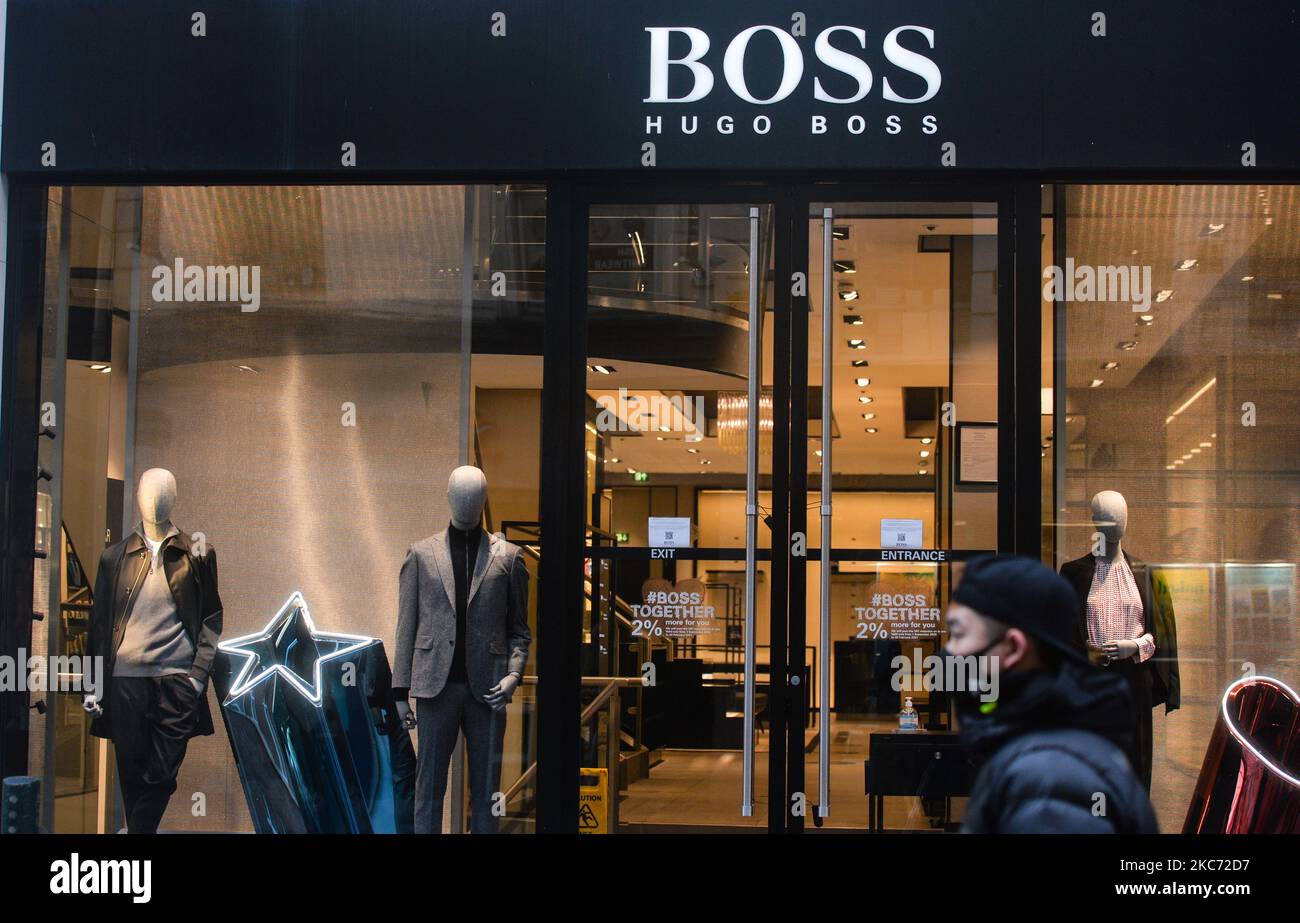 Ein geschlossener Hugo Boss Store in der Grafton Street im Stadtzentrum von Dublin. Irland befindet sich wieder in einer vollständigen Sperre, wobei die Regierung eine Reihe neuer Beschränkungen gemäß Stufe 5 des Plans für das Leben mit COVID bestätigt. Das Gesundheitsministerium meldete heute einen neuen Rekord von 7.836 neuen Covid-19-Fällen mit 2.263 in Dublin und 17 Todesfällen. Am Mittwoch, den 6. Januar 2021, in Dublin, Irland. (Foto von Artur Widak/NurPhoto) Stockfoto