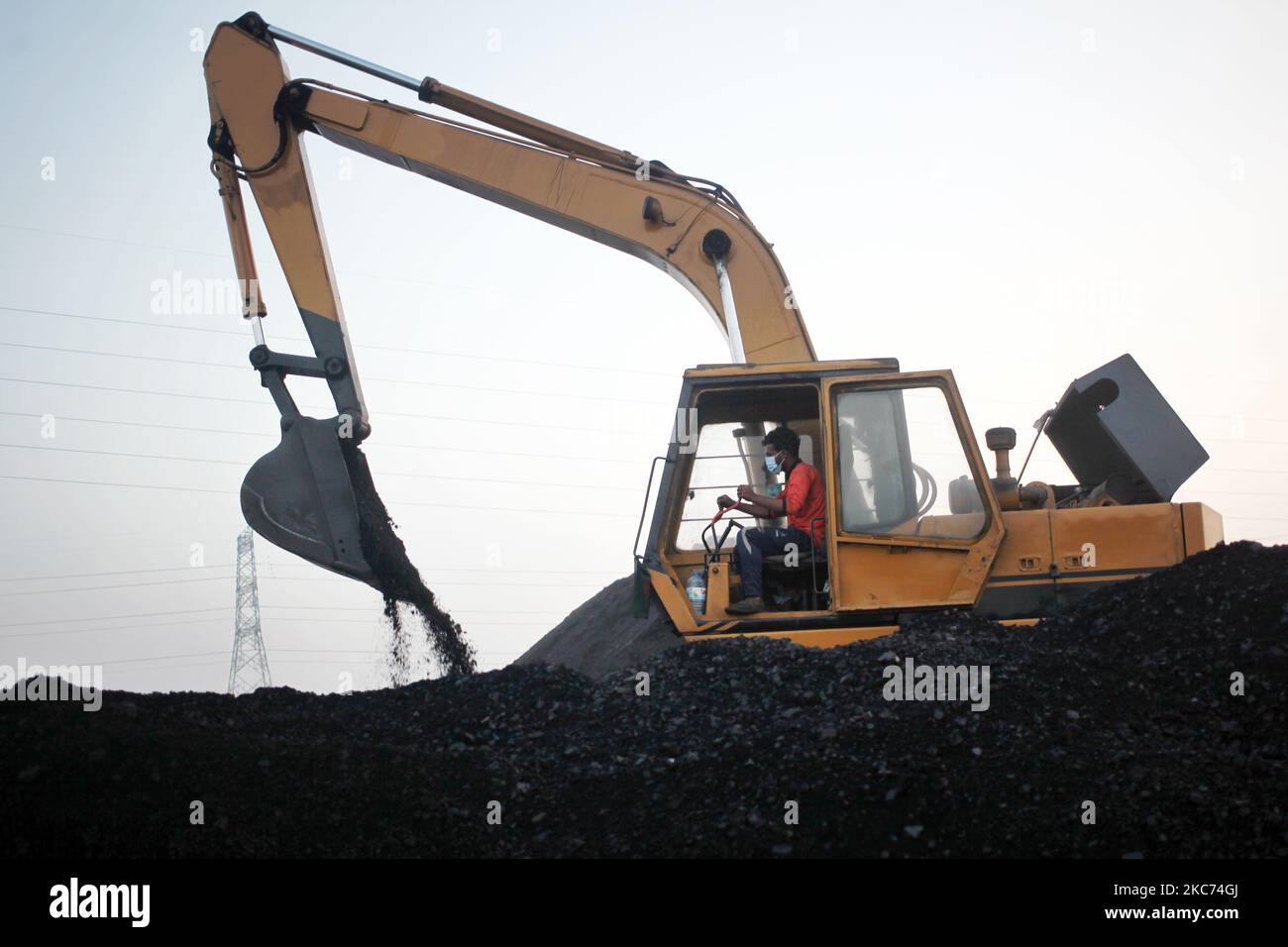 Am Freitag, den 08. Januar 2021, arbeitet ein Arbeiter in einer Kohleindustrie in der Nähe des Flusses Buriganga in Dhaka, Bangladesch. Der derzeitige Verbrauch von Kohle für die Stromerzeugung liegt bei etwa 3,5 Millionen Tonnen pro Jahr für die beiden Kohlekraftwerke in Bangladesch, eines in Barapukuria (440MW) in Dinajpur und das andere in der neu in Betrieb genommenen Payra-Anlage (660MW) in Patuakhali. Nach dem Medienbericht würde der Kohleverbrauch für die Stromerzeugung 2030 bei der Umsetzung des Masterplans 2016 10-mal höher und 2041 20-mal höher sein als der derzeitige Verbrauch. (Foto von Syed Mahamud Stockfoto