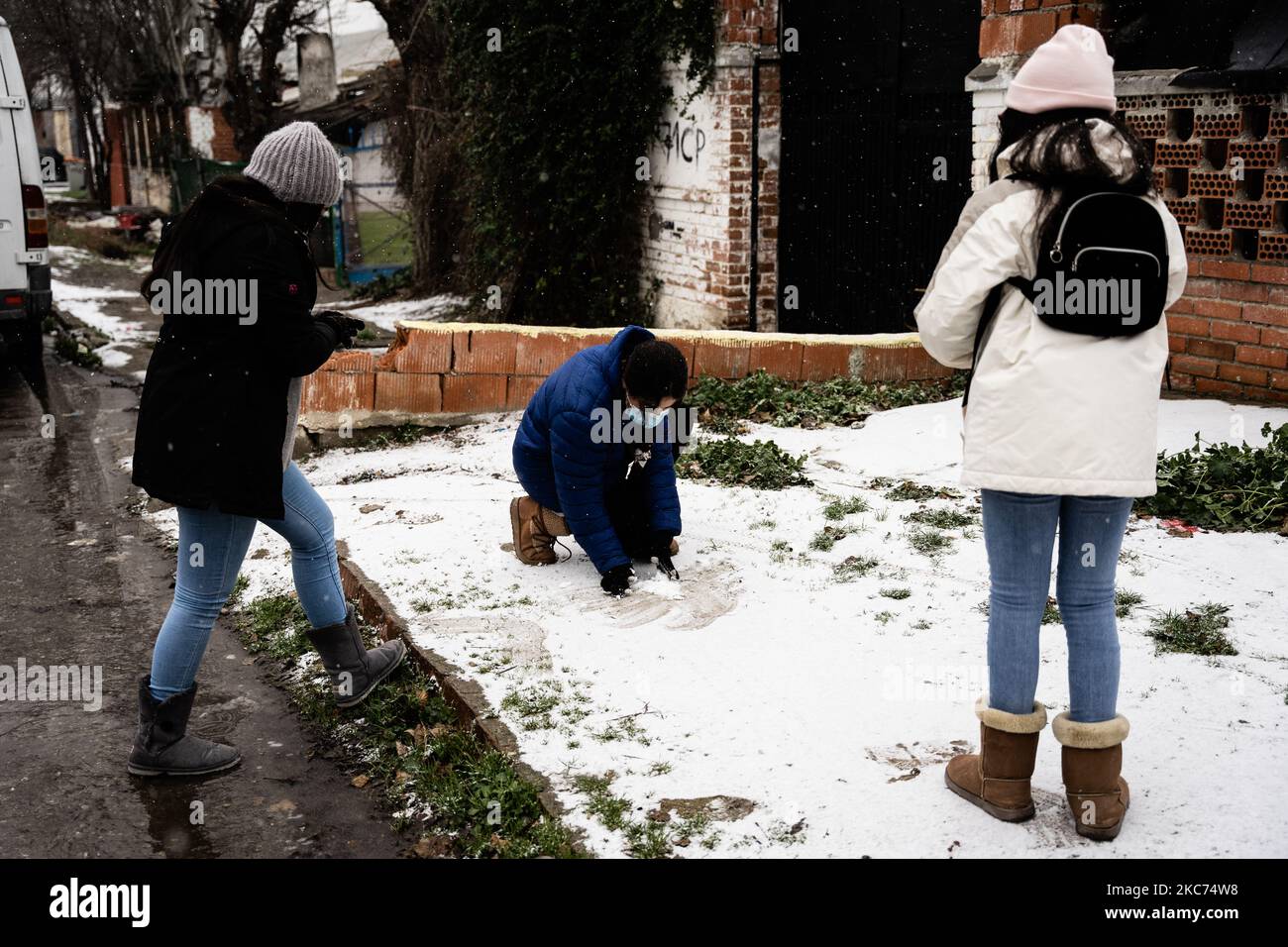 Mehrere Kinder der Cañada Real spielen mit dem Schnee während des Sturms, der Spanien, vor allem aber die Bewohner der Cañada Real betrifft, die seit drei Monaten ohne Licht sind und dem Sturm gegenüberstehen, der schwere Schneefälle und Temperaturen unter dem Gefrierpunkt bringt, ohne die Fähigkeit, Häuser zu heizen. In der Cañada Real leben etwa 2000 Minderjährige. (Foto von Jon Imanol Reino/NurPhoto) Stockfoto