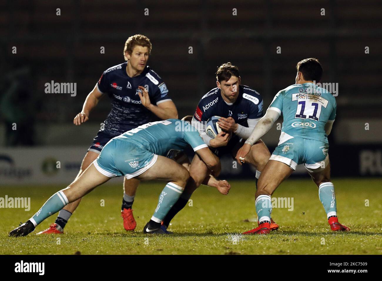 Verkäufe Tom Roebuck wird von Worchester-Spielern während des Gallagher Premiership-Spiels zwischen Sale Sharks und Worcester Warriors am Freitag, dem 8.. Januar 2021, im AJ Bell Stadium, Eccles, angegangen. (Foto von Chris Donnelly/MI News/NurPhoto) Stockfoto