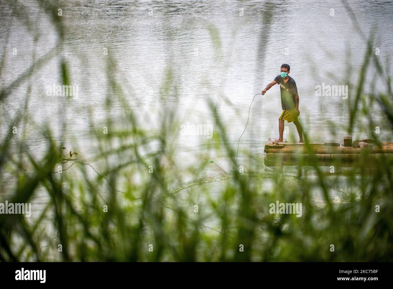 Fischer mit Maske auf Aktivität fissihing am See mit Maske, in Süd-Tangertag, Banten, Indonesien, am 8. Januar, 2021 inmitten der Panemik von Covid-19 (Foto von Donal Husni/NurPhoto) Stockfoto