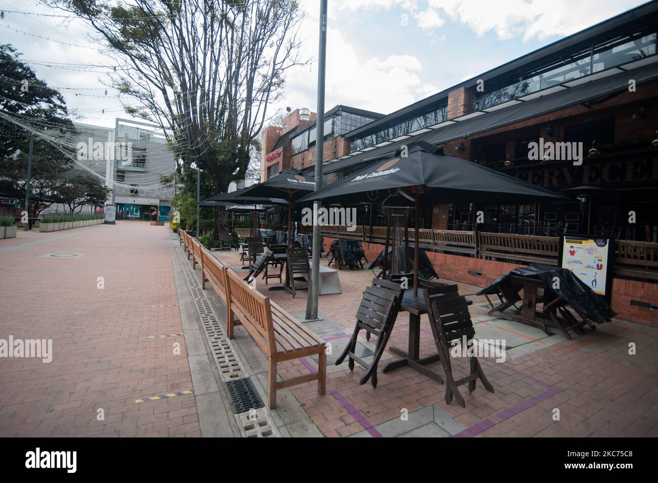 Die beliebte Gegend mit Restaurants und Bars, ZONA T, an der Straße 85 im Norden Bogotas, war verwüstert, nachdem die Stadt Bogota vom 8. Januar bis zum 12. Januar inmitten der neuartigen Coronavirus-Pandemie in Bogota, Kolumbien, am 8. Januar 2020 in eine 4-tägige strenge Quarantäne und Sperrung eingetreten war. (Foto von Sebastian Barros/NurPhoto) Stockfoto