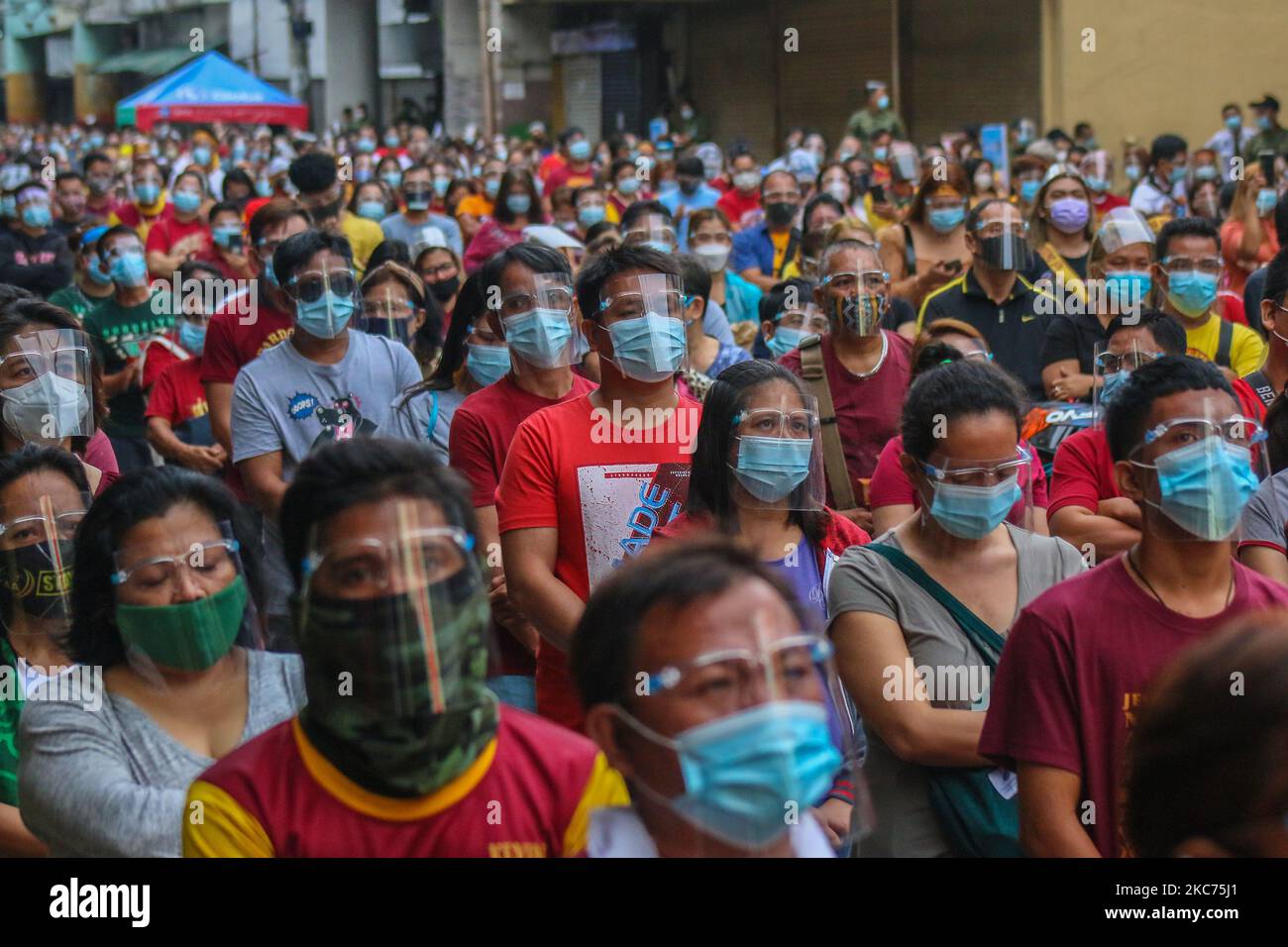 Anhänger von Black Nazarene von Quiapo in Manila, Philippinen, nehmen heute, am 9. Januar 2020, an der Morgenmesse Teil. Die örtliche Regierung hebt die traditionelle Traslacion oder Prozession von Nazarene auf, bei der Millionen von Anhängern von Quirino Grandstand zur Quiapo Church anwesend sind, um die massive Ausbreitung des Virus zu vermeiden. (Foto von Ryan Eduard Benaid/NurPhoto) Stockfoto