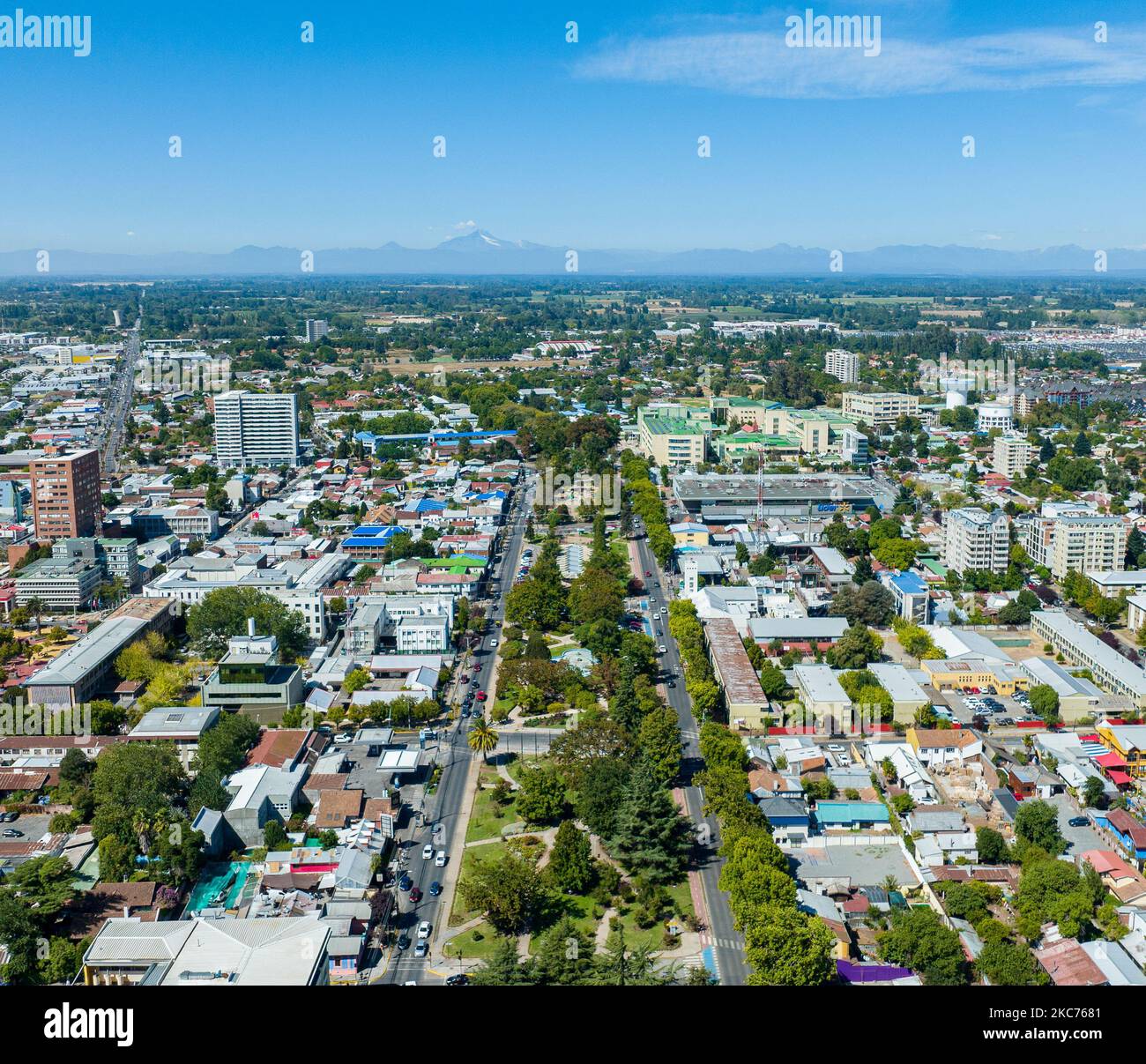 Vertikales Foto mit Drohne der Innenstadt von Los Angeles in chile Stockfoto